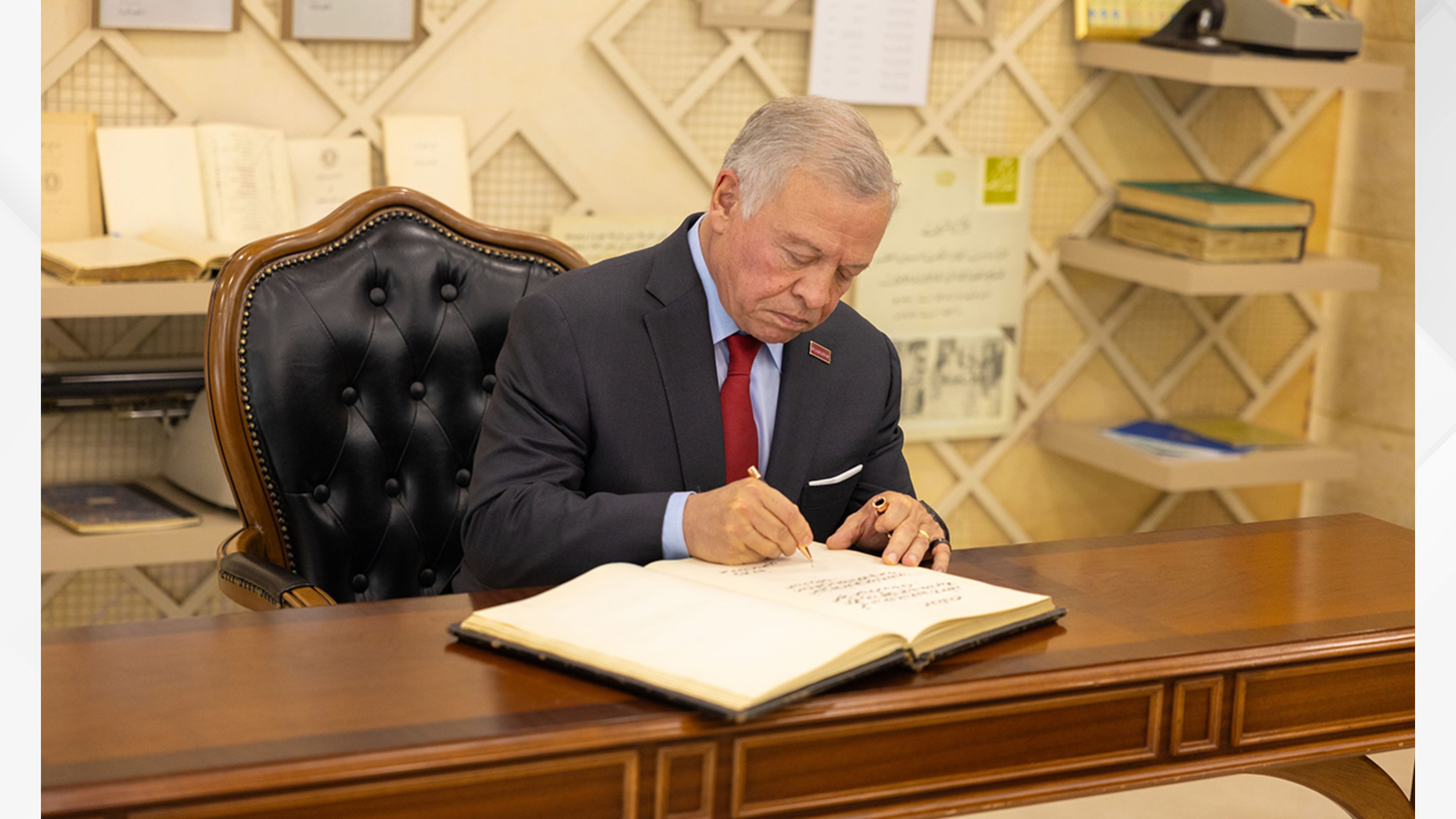 King attends Amman Chamber of Commerce celebration of over 100 years since its founding