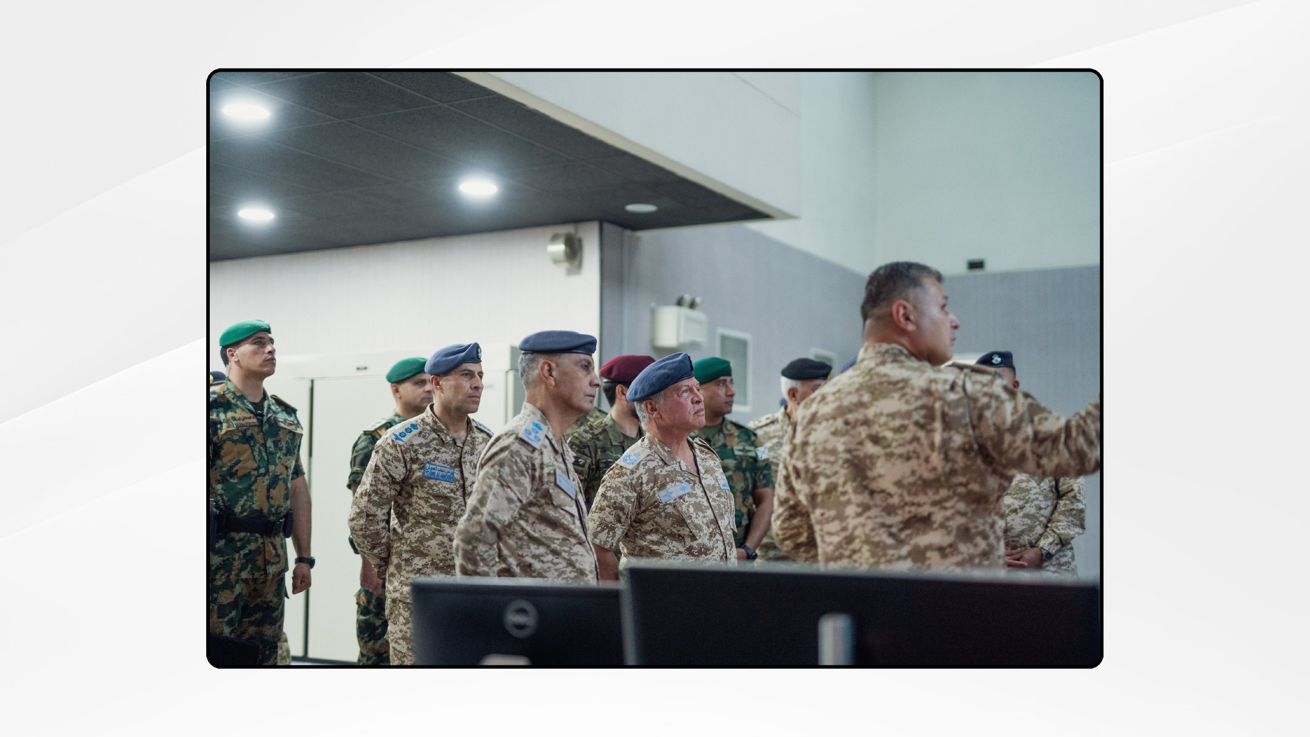 الملك يزور قيادة سلاح الجو الملكي ويشيد بجهود منتسبي الجيش العربي