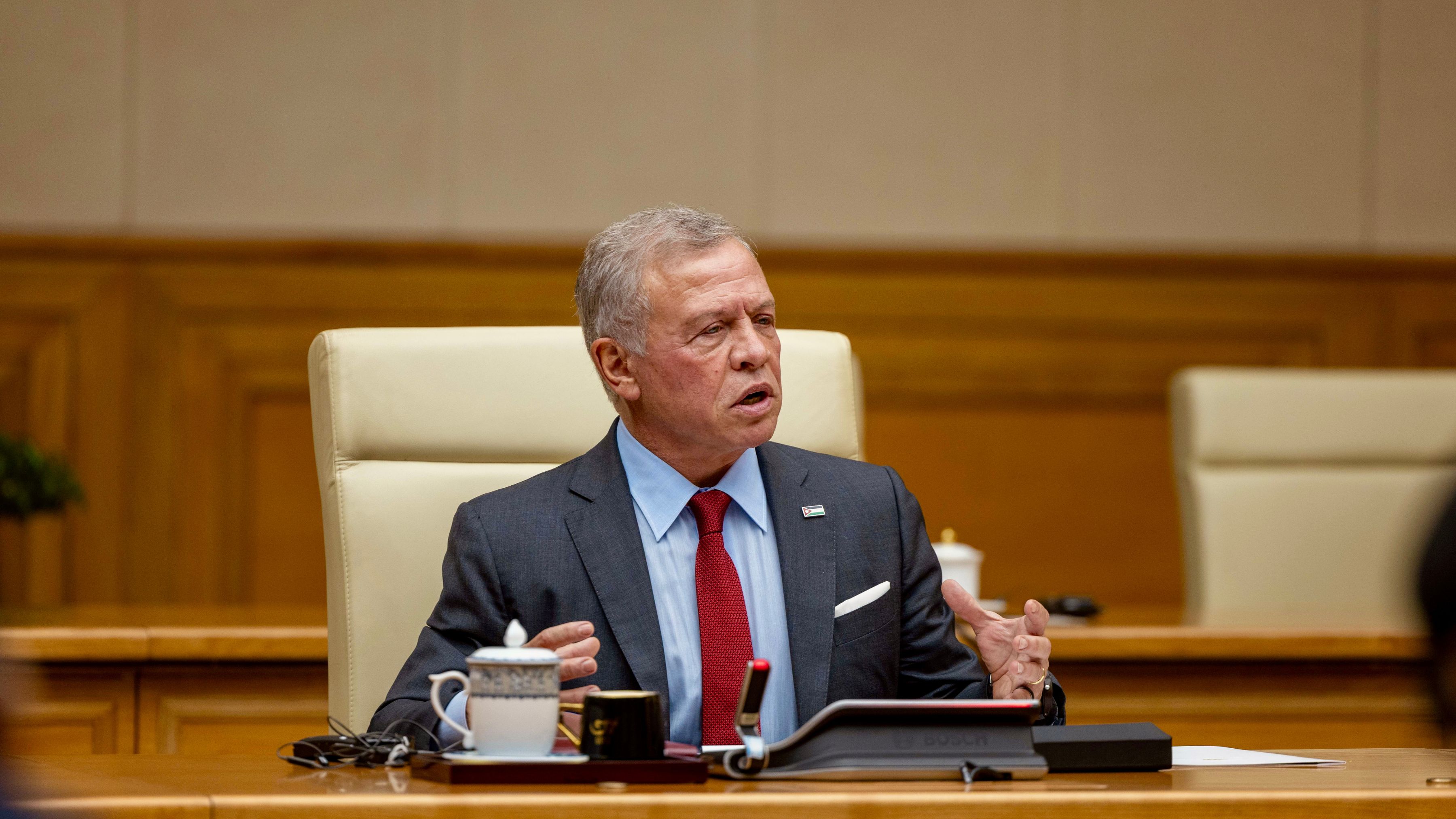 King, Vietnam PM discuss bilateral cooperation