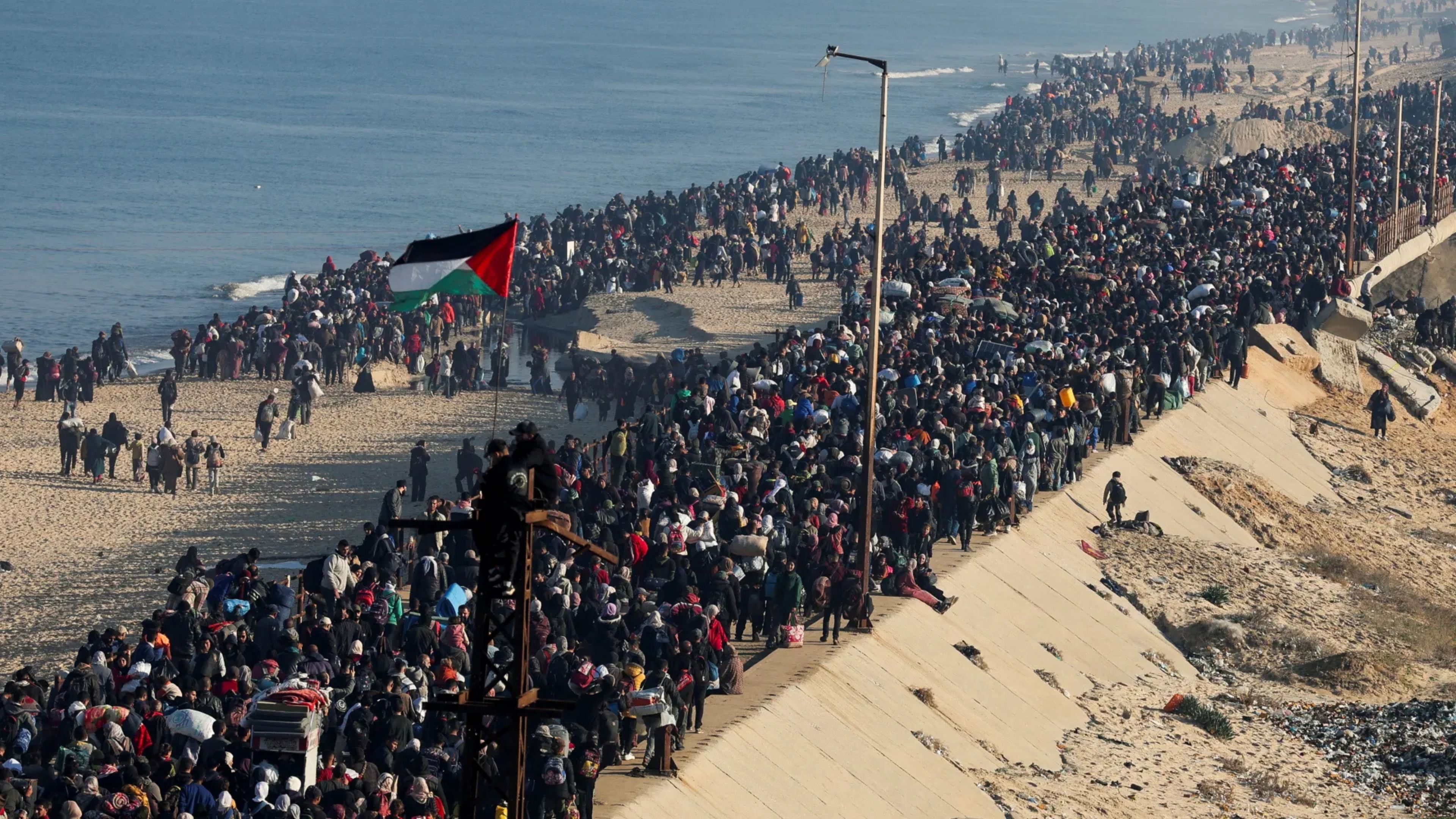Tens of Thousands of Displaced Palestinians Return to their regions in Gaza