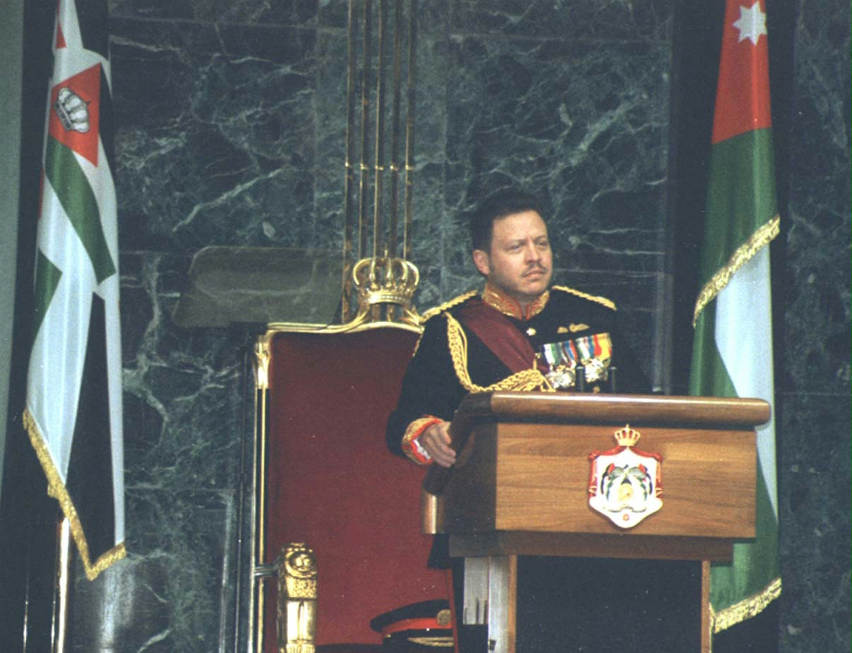 جلالة الملك يلقي خطاب العرش ويفتتح الدورة العادية لمجلس الامة 25 تشرين الثاني 2000