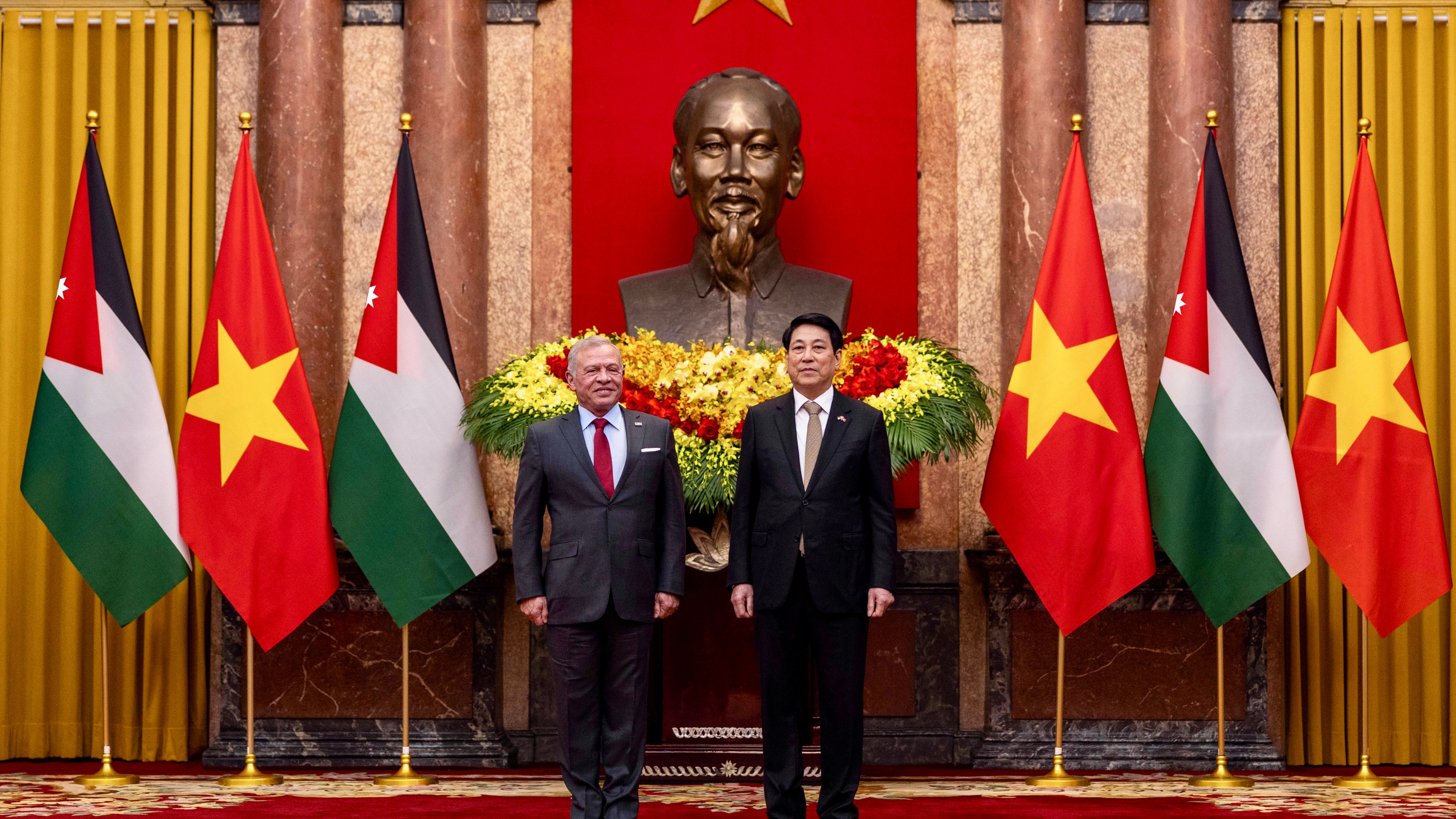 King meets with Vietnam Communist Party general secretary