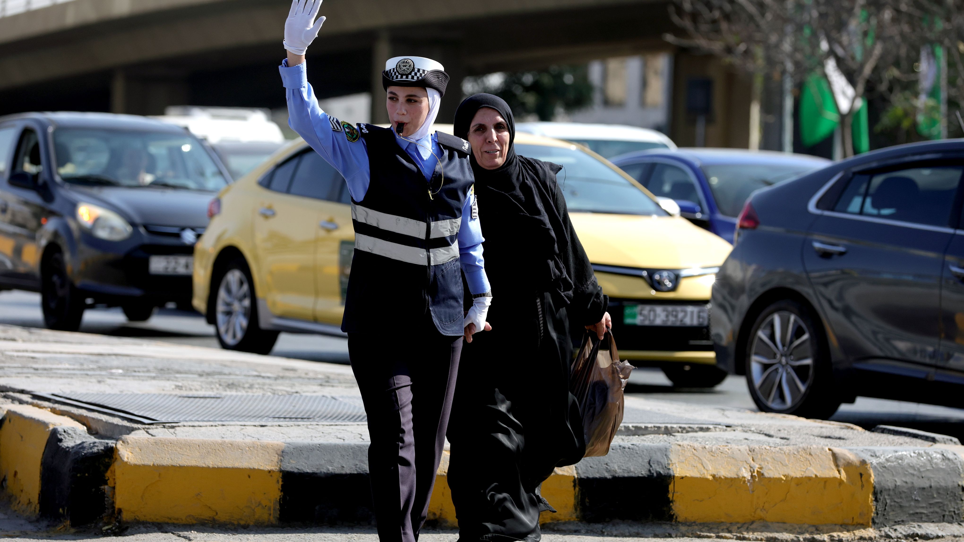 نشمية من نشامى الأمن العام تقف بثبات وسط الطريق، لتصنع أمنا وتشيع طمأنينة تصوير: امير خليفة