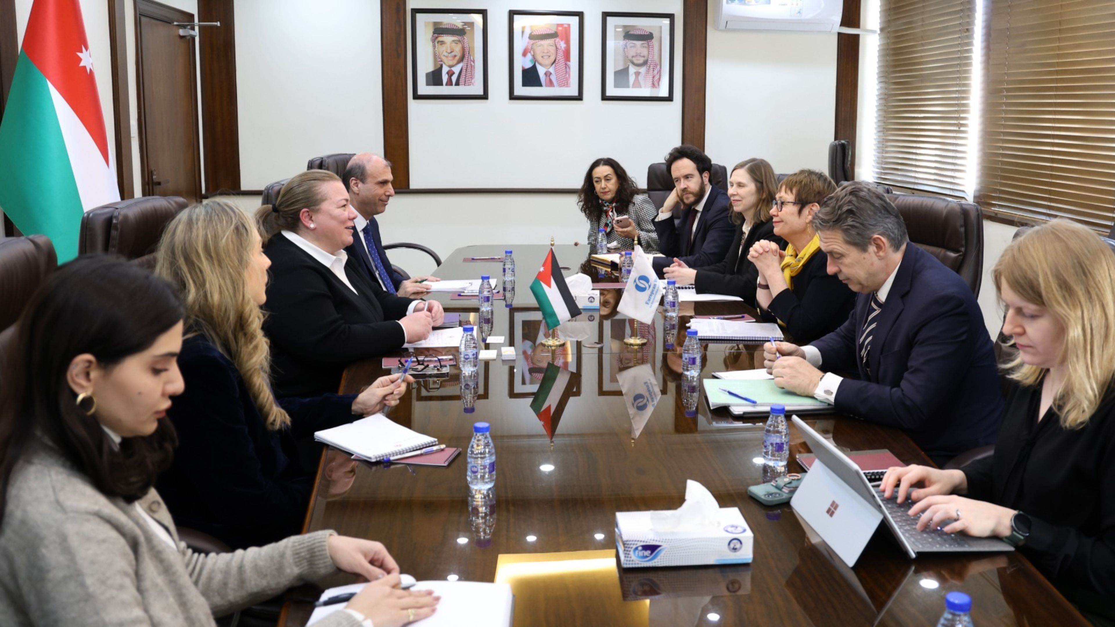 التخطيط والبنك الأوروبي لإعادة الإعمار والتنمية يبحثان مشاريع المياه والطاقة والتعليم