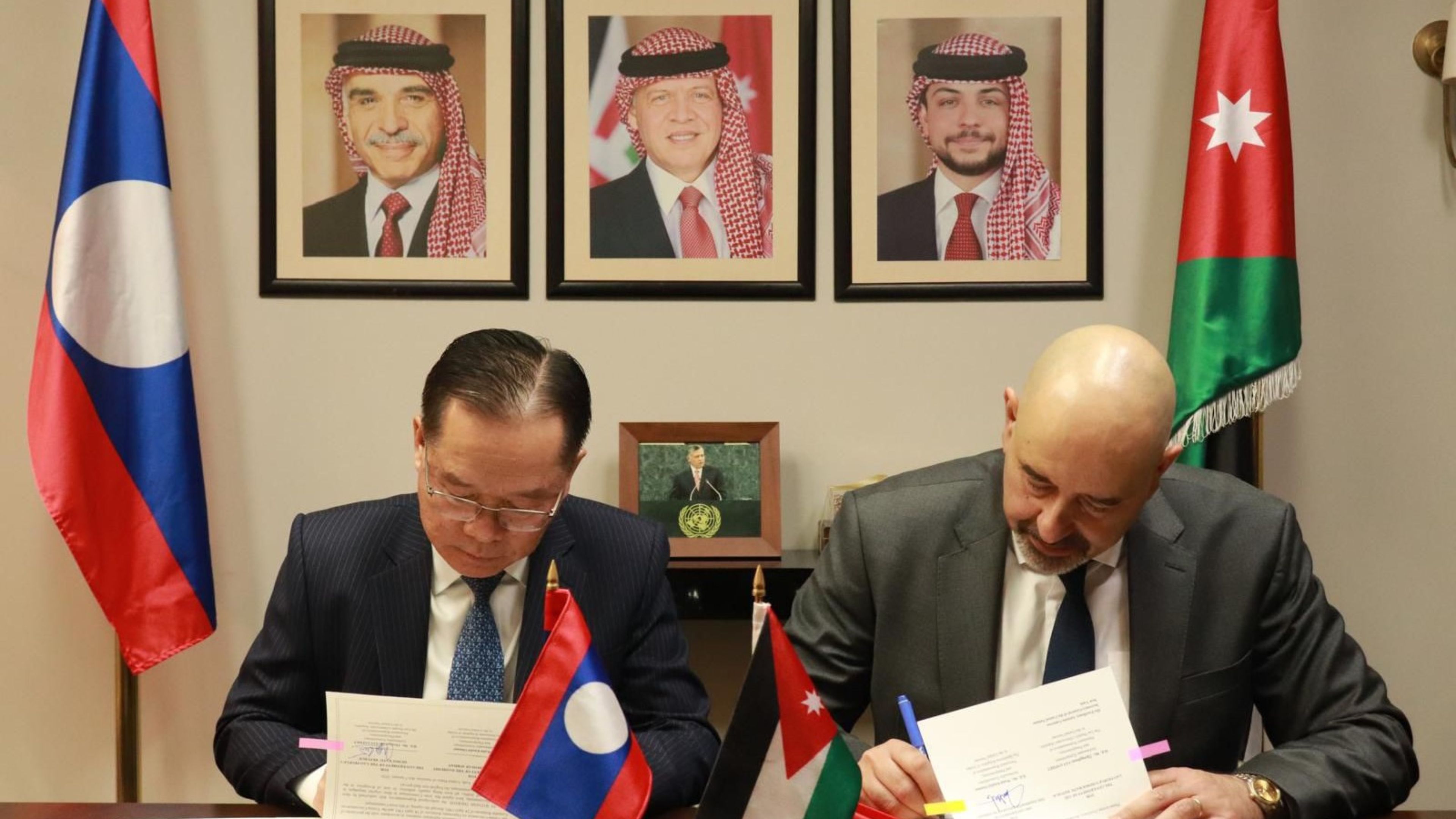 الأردن وجمهورية لاو يوقعان بيانًا مشتركًا لإقامة علاقات دبلوماسية