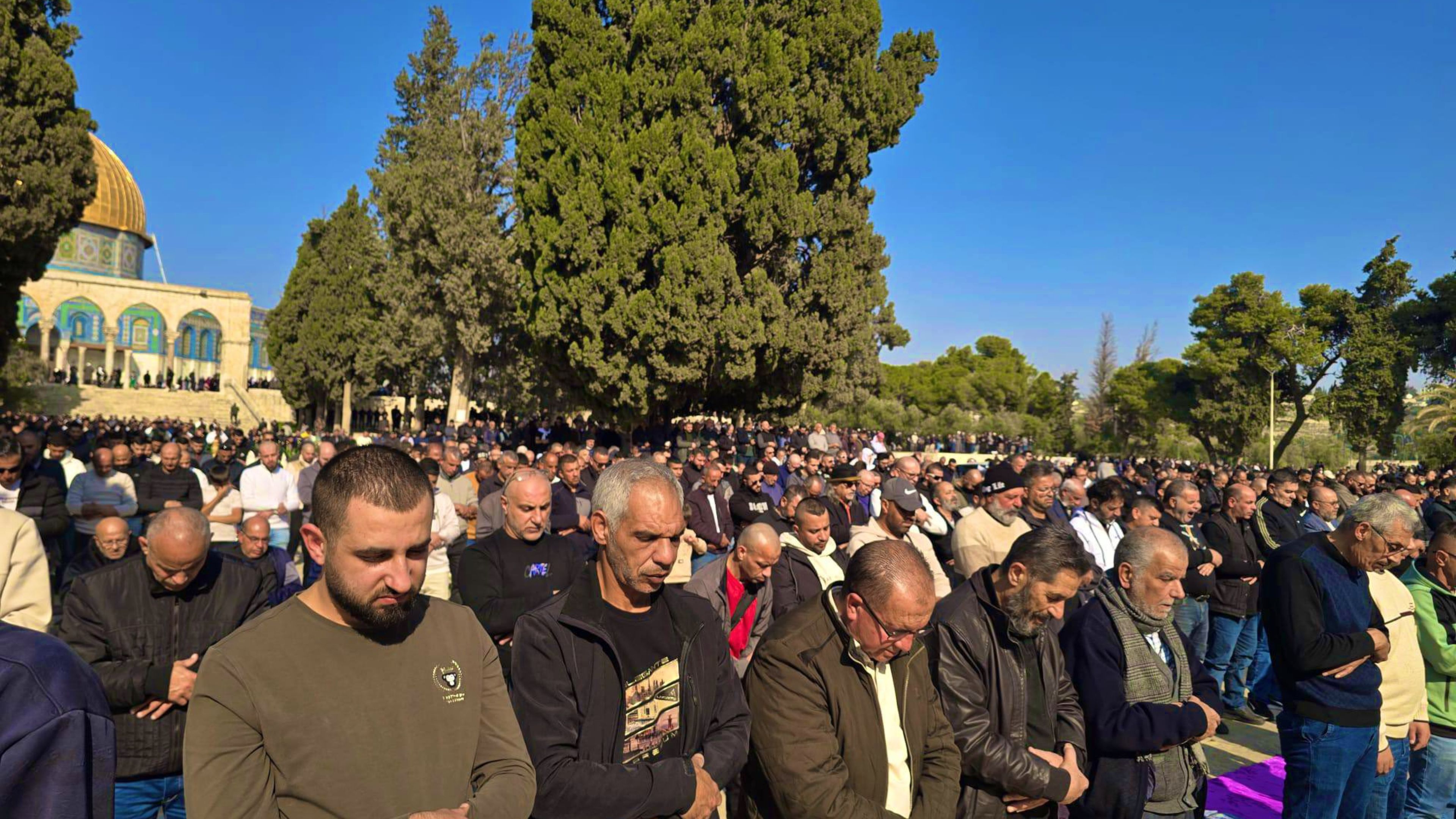Thousands perform Friday prayer at Al-Aqsa Mosque