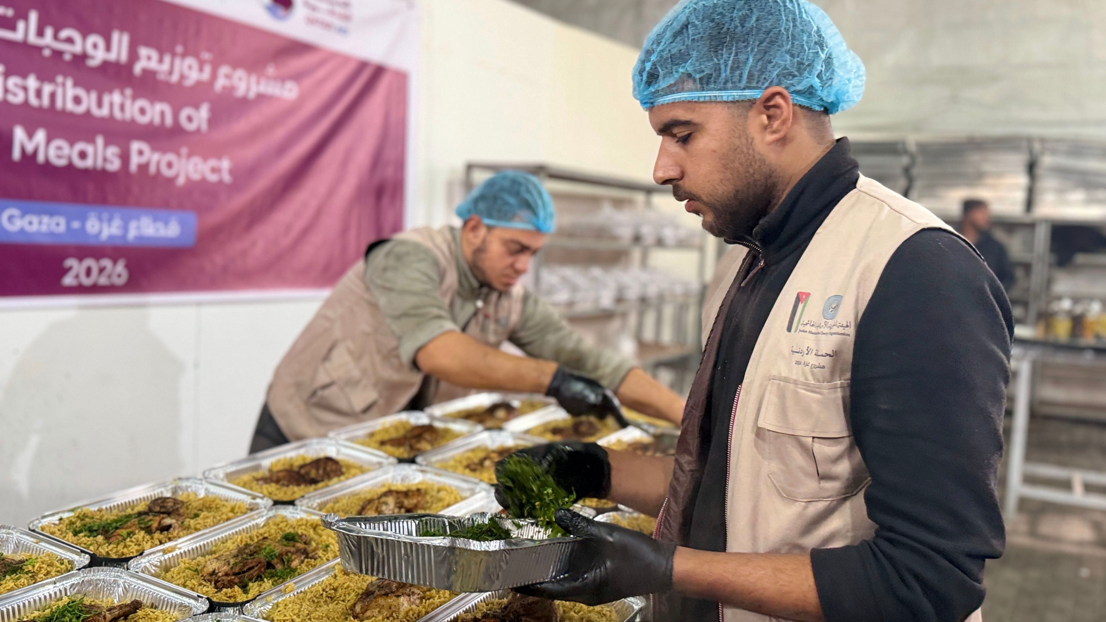 Jordanian, Qatari Charities Provide Hot Meals to Affected Families in Gaza