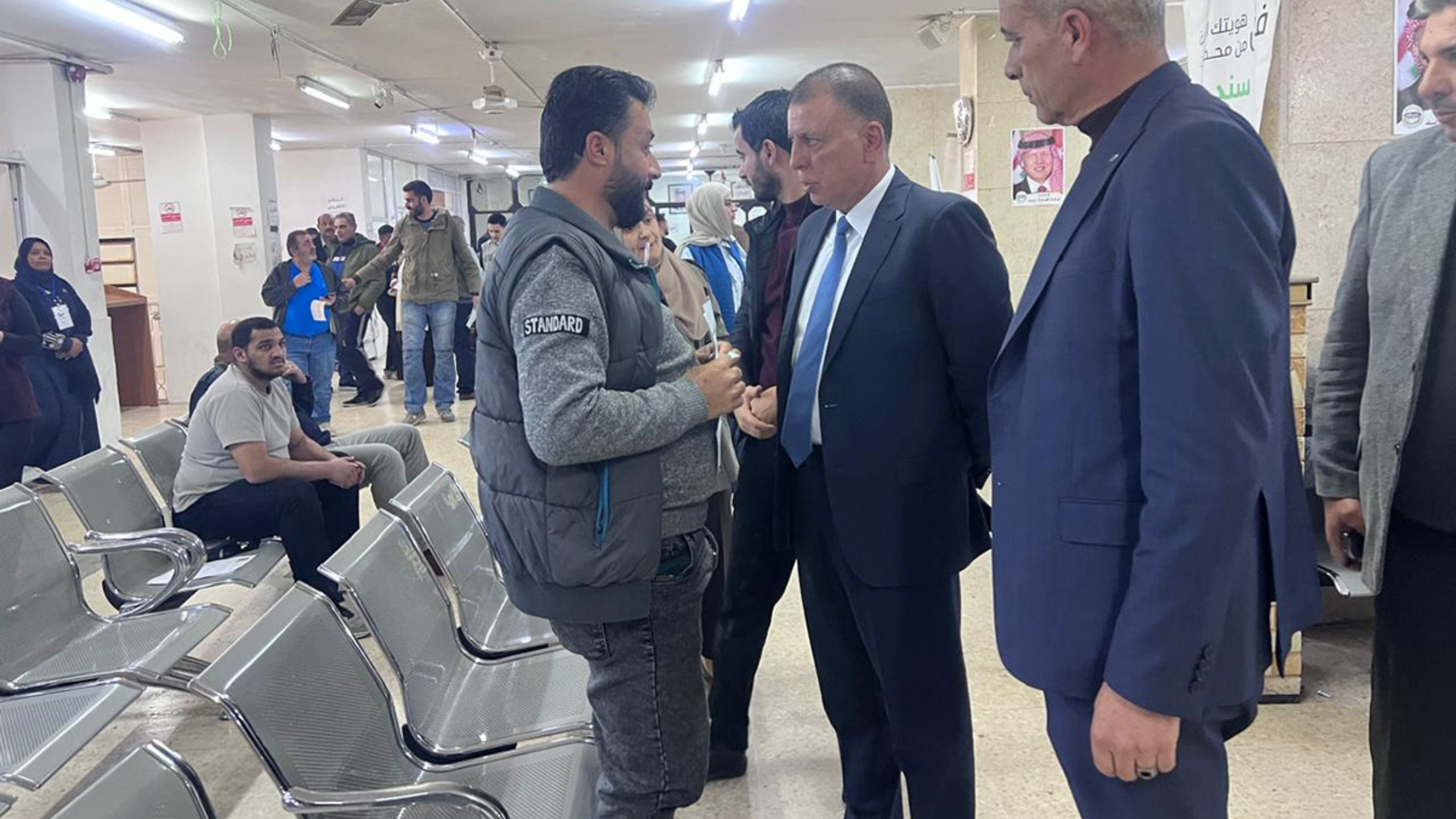 وزير الداخلية يتفقد مديرية أحوال وجوازات إربد