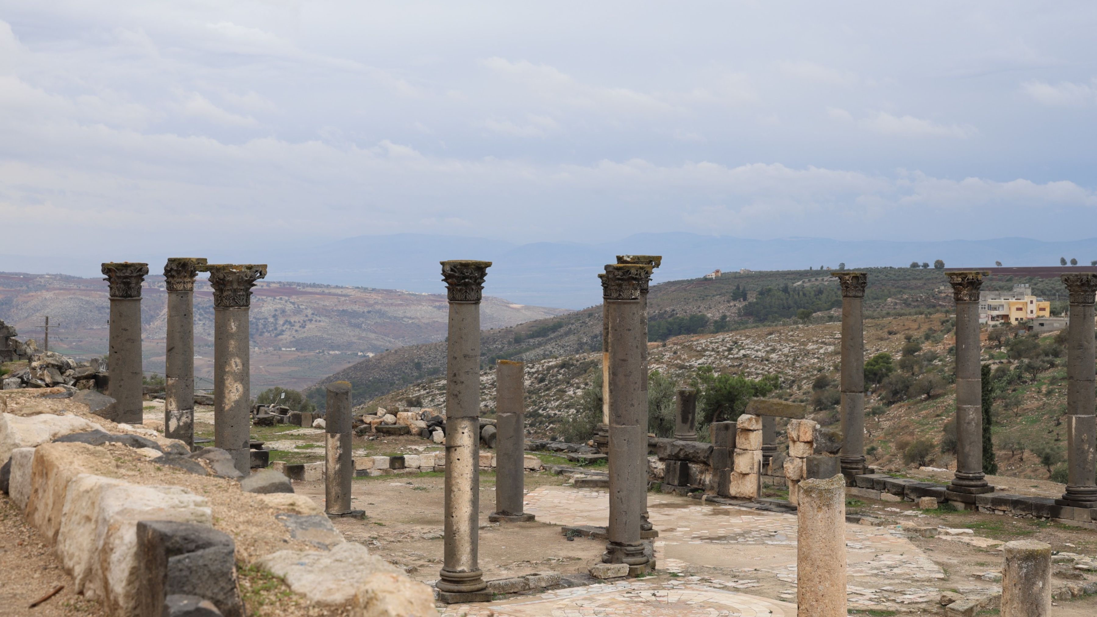 أم قيس ..حين يتنفس التاريخ بين التلال... سحر الحضارة وجمال الطبيعة في مكان واحد