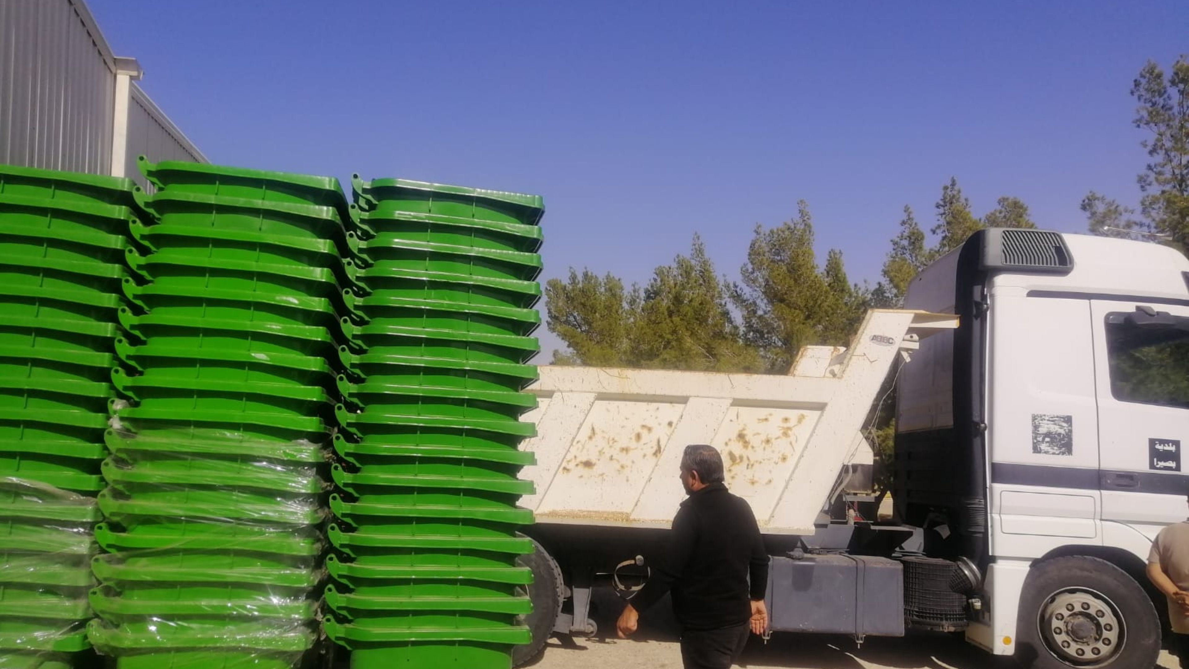 Environment ministry distributes 255 plastic waste bins to southern governorates