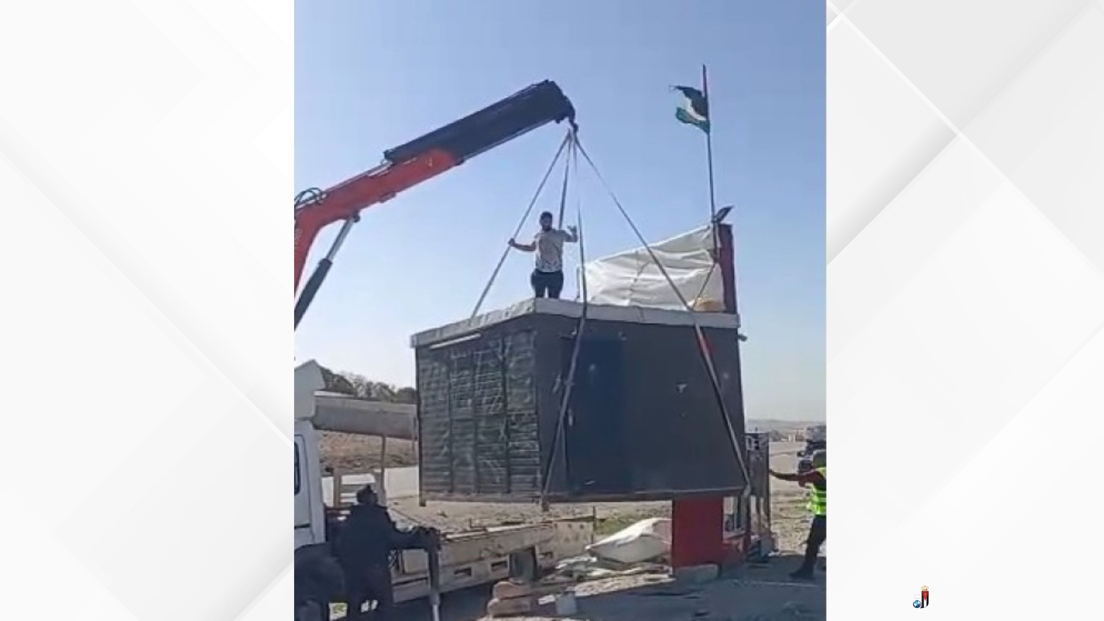 الأشغال تزيل الأكشاك المخالفة على شارع الـ100