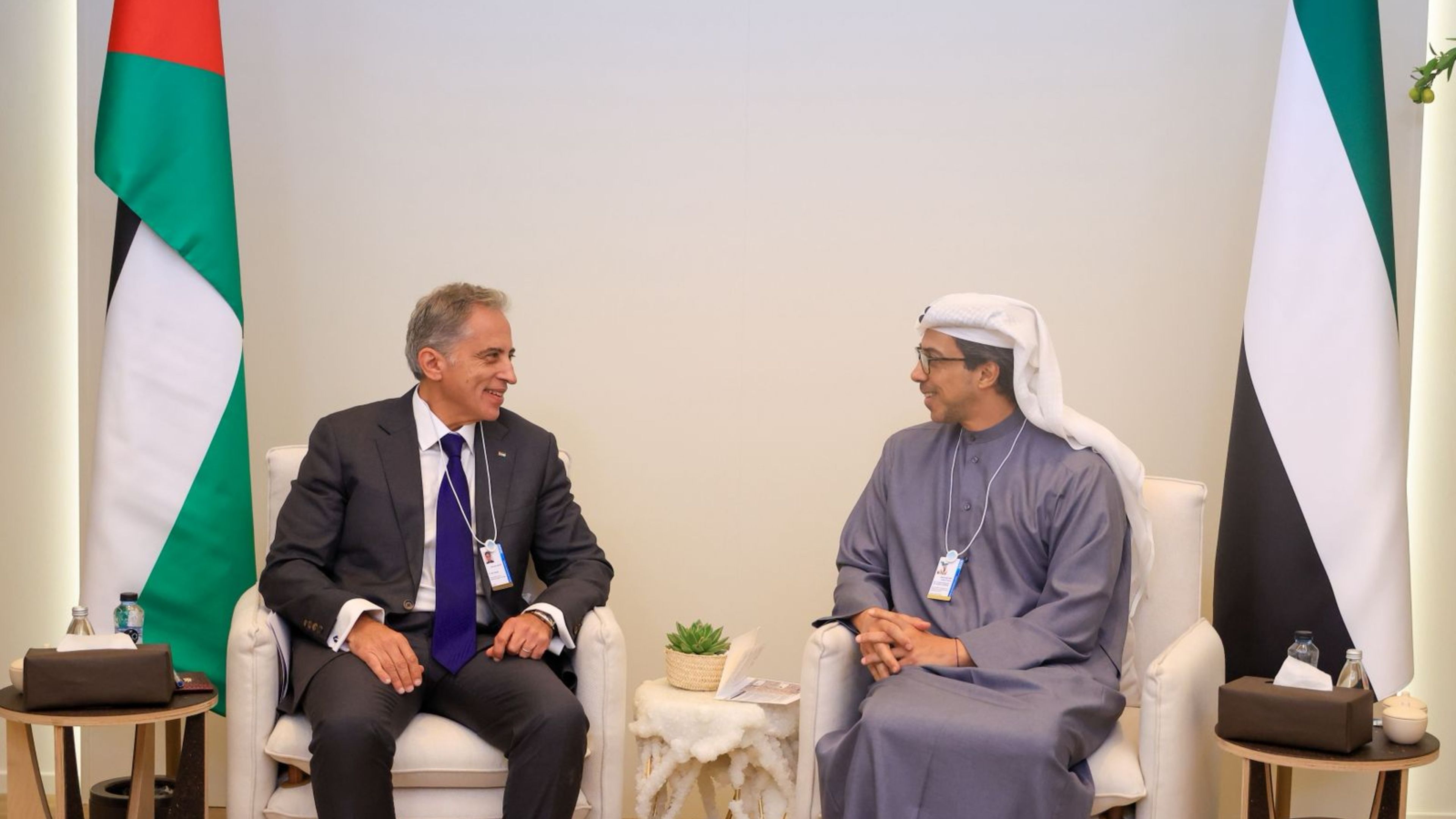 رئيس الوزراء يشارك بالقمة العالمية للحكومات في دبي ويبحث مع الشيخ منصور بن زايد سبل تعزيز التعاون الثنائي