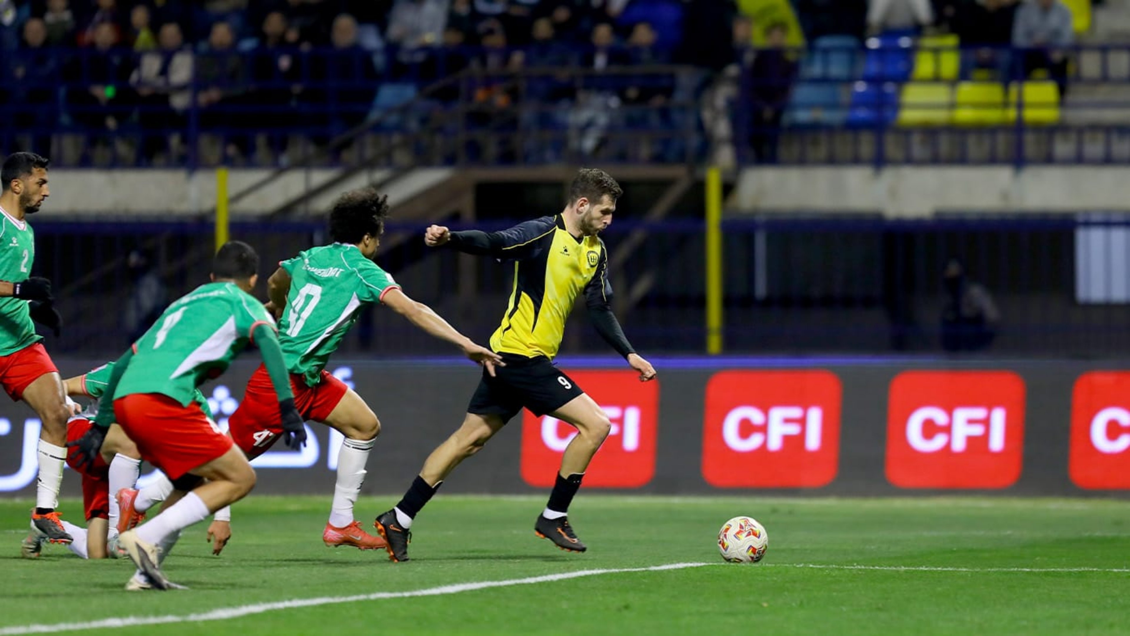 "الكراسي الموسيقية" في صدارة دوري المحترفين لكرة القدم تعكس قوة المنافسة والإثارة