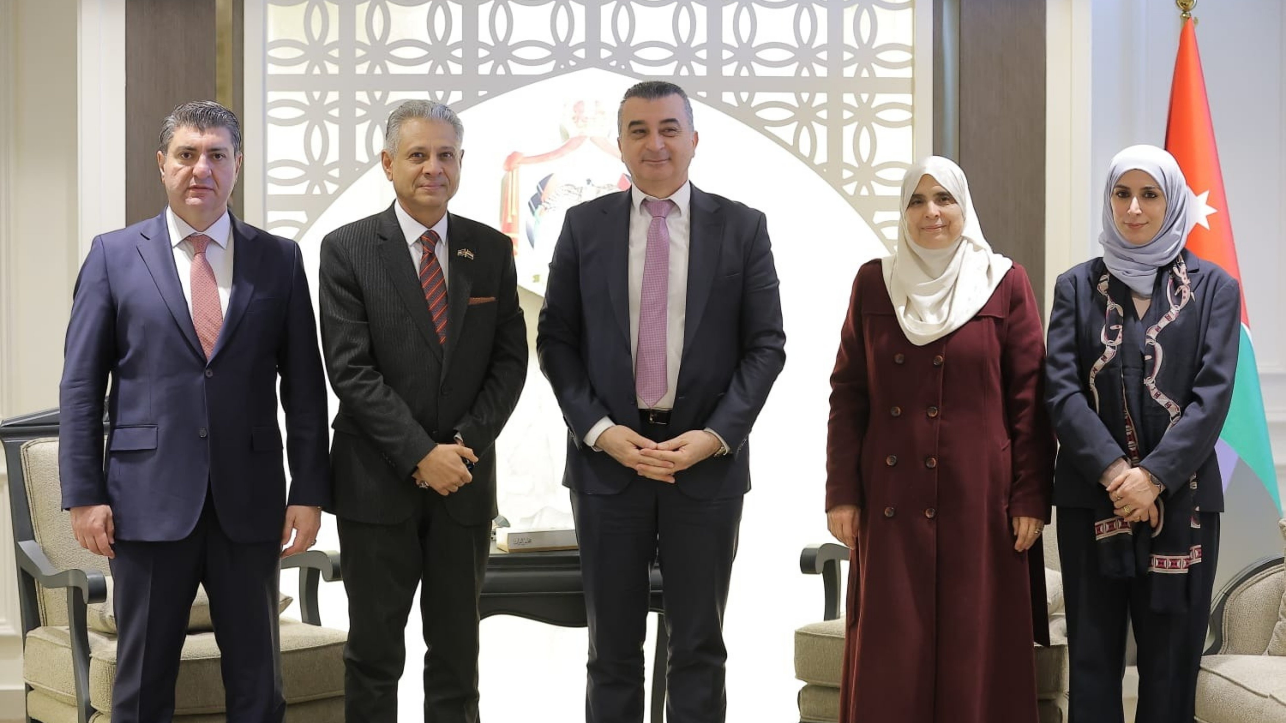 "الخارجية النيابية" تلتقي السفير اليمني لدى المملكة