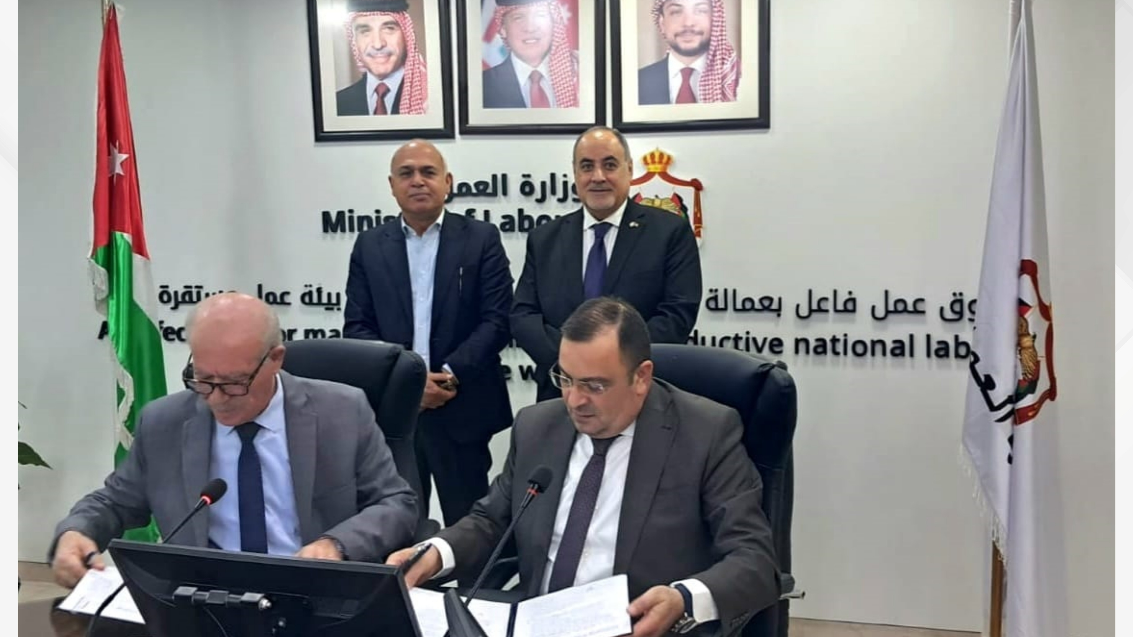 عقد عمل جماعي لتحسين المزايا الوظيفية لـ 160 عاملا وعاملة بشركة لصناعة الأدوية