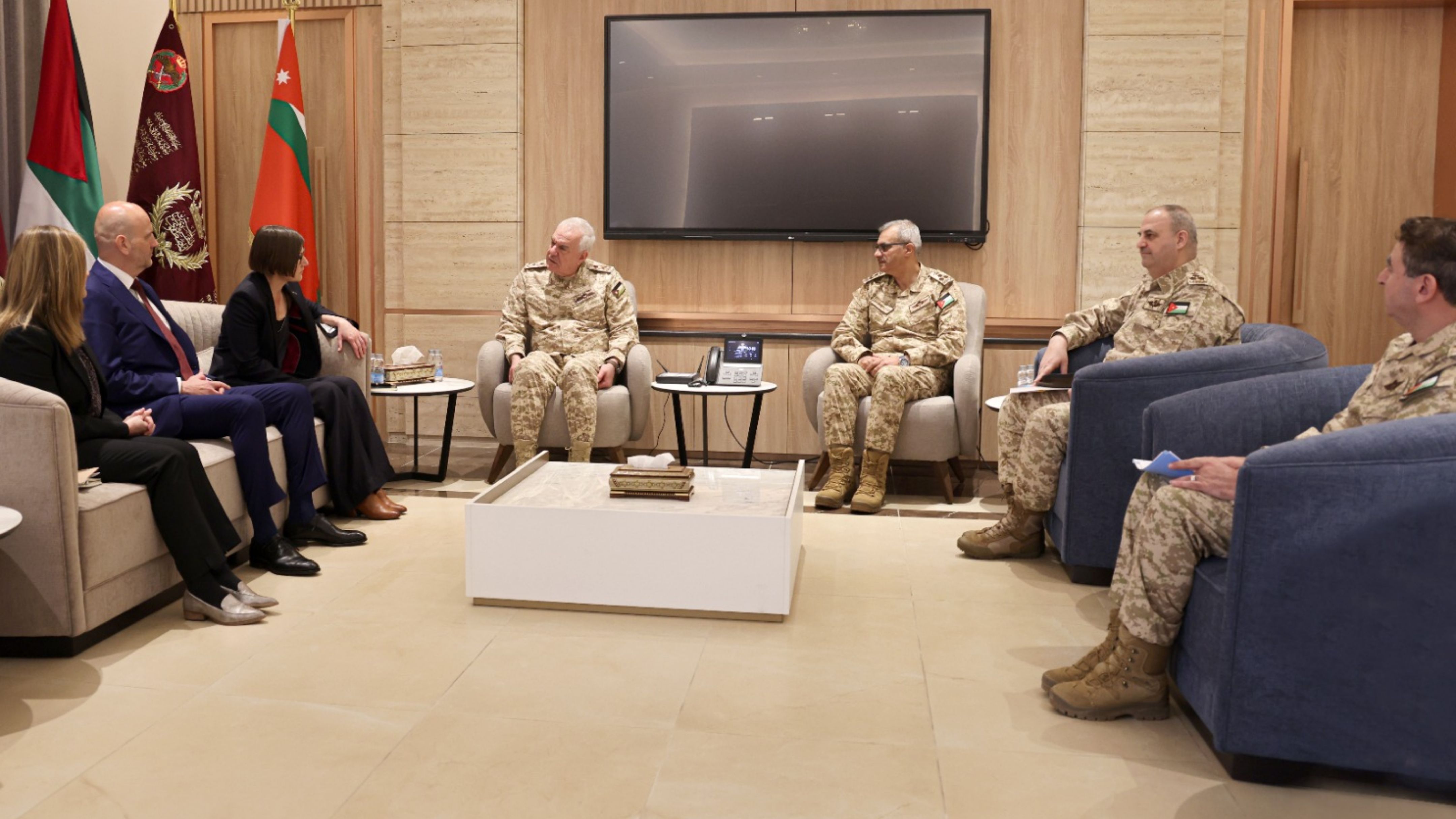 رئيس هيئة الأركان يستقبل رئيسة اللجنة الدولية للصليب الأحمر