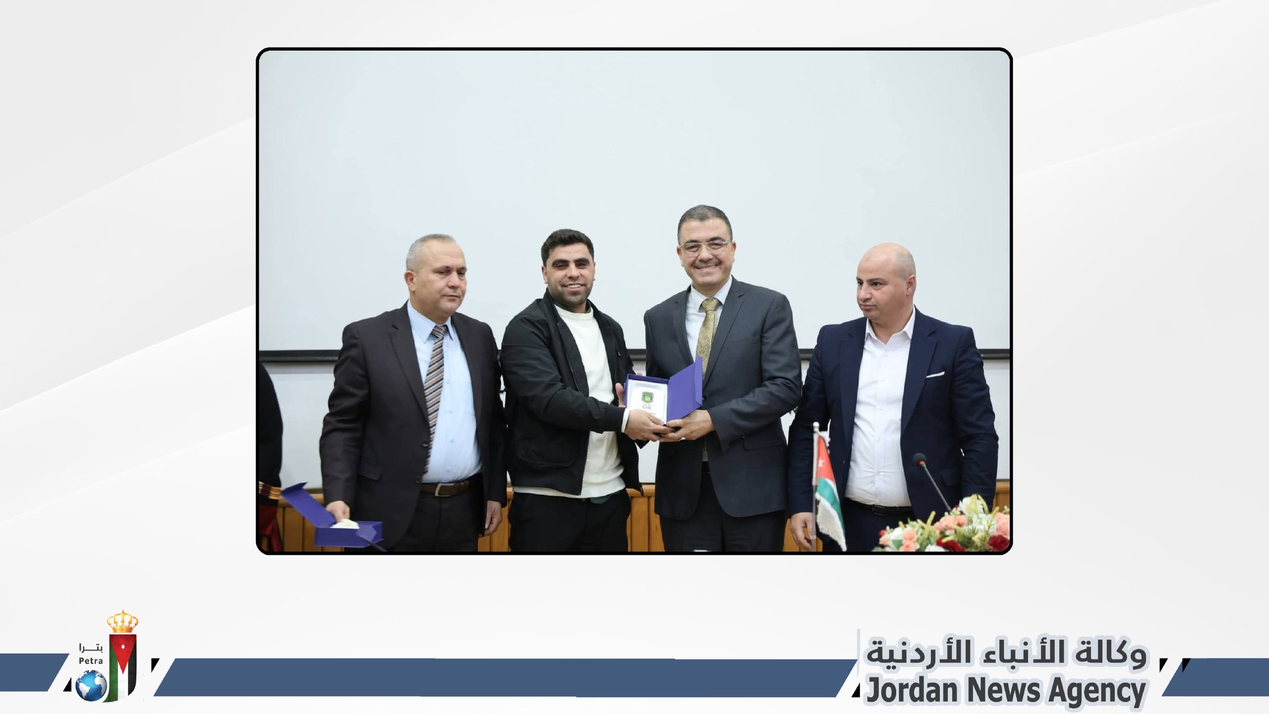 عجلون الوطنية: تكريم طلبة تكنولوجيا المعلومات لإنجازهم بمجالات الروبوتات والتطبيقات الذكية