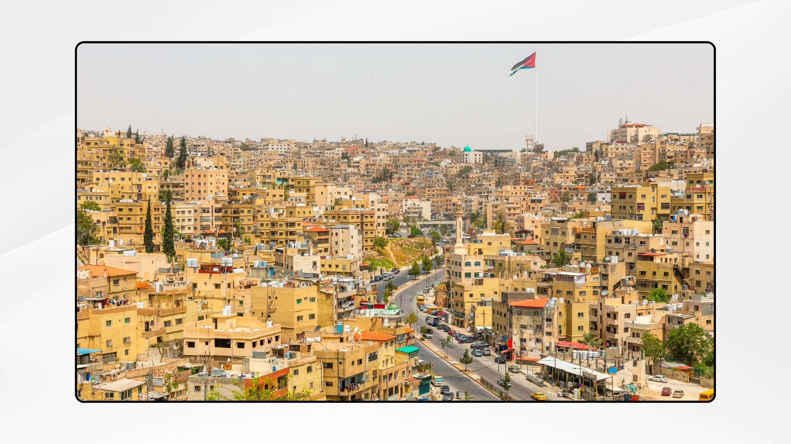 أجواء مغبرة وباردة نسبيًا وتحذيرات من تدني الرؤية الأفقية