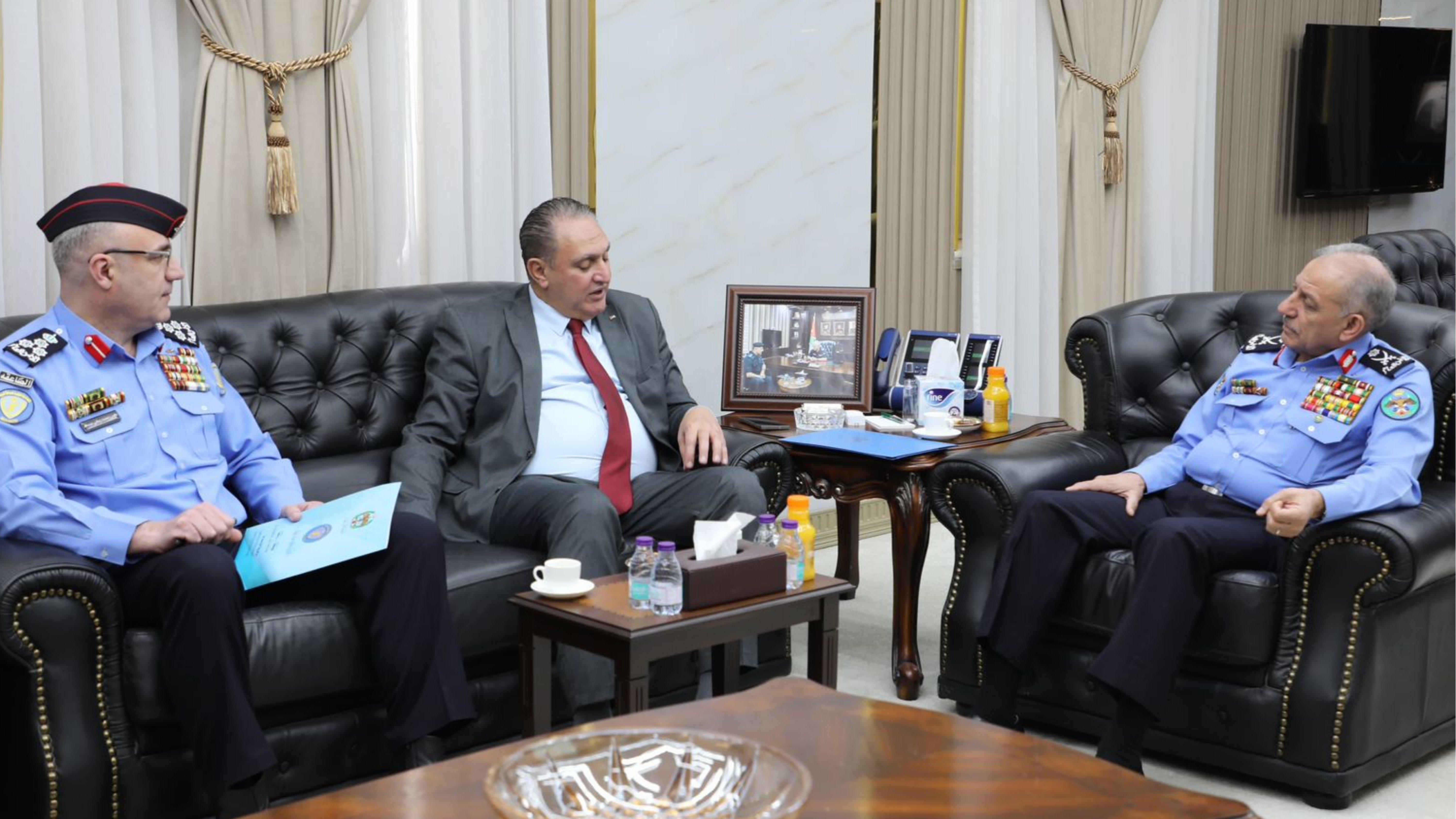 وزير البيئة ومدير الأمن العام يبحثان تعزيز التعاون في المجال البيئي