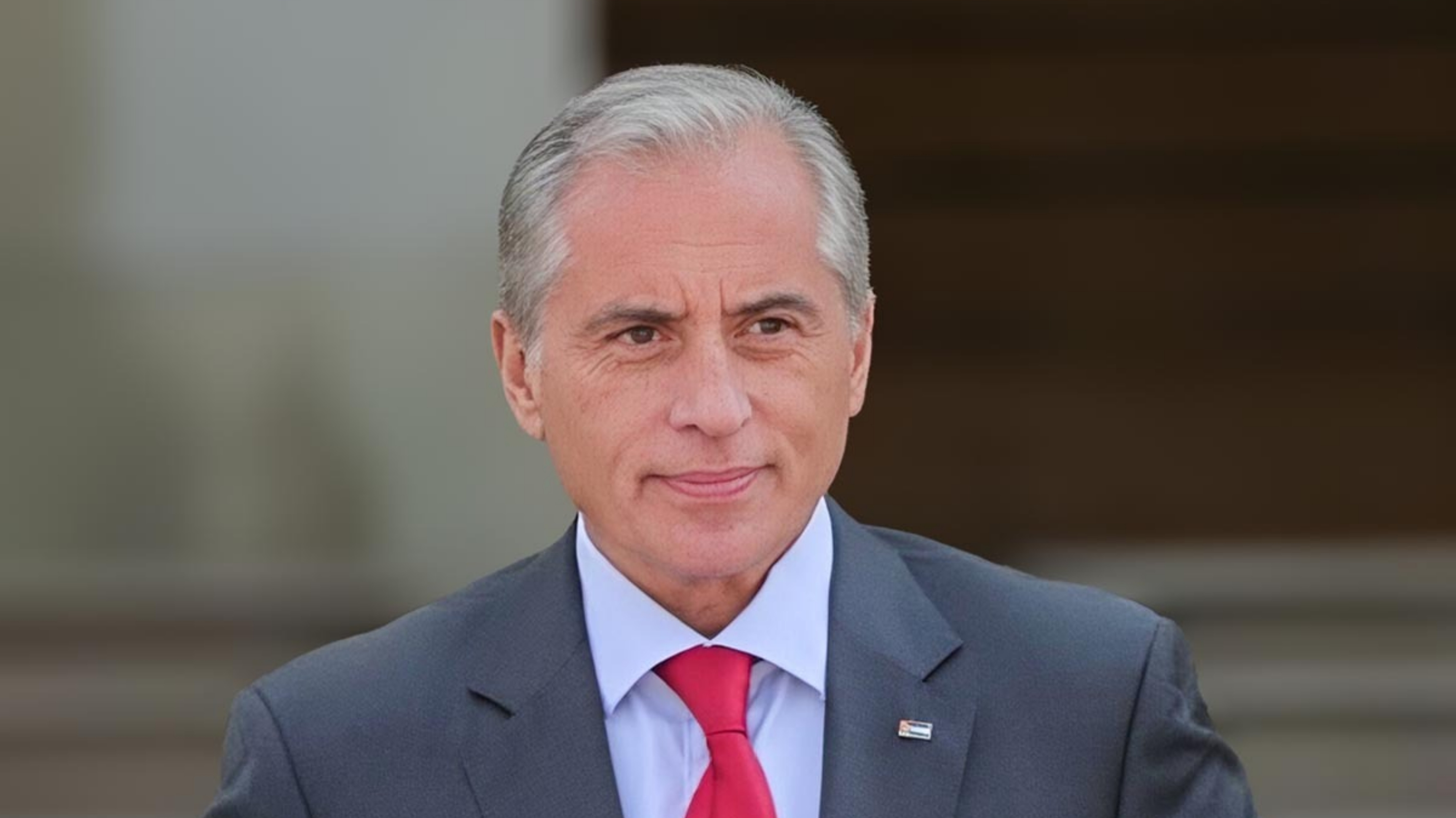 رئيس الوزراء يعمم رفع العلم الأردني على المؤسسات الرسمية