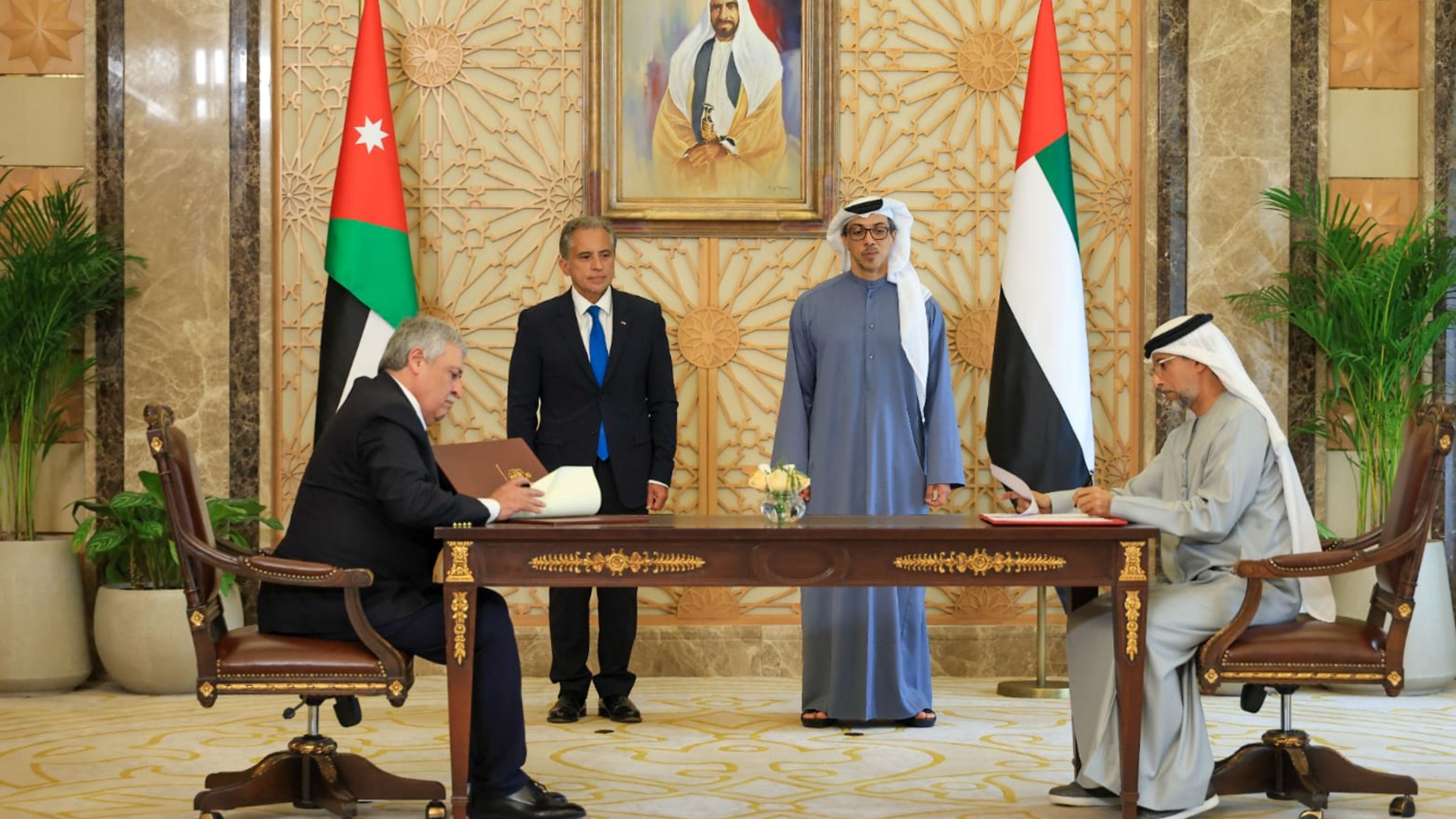 رئيس الوزراء وسموّ الشَّيخ منصور بن زايد يشهدان توقيع الاتفاقيَّات لبدء الإجراءات الفعليَّة لتنفيذ مشروع سكَّة حديد ميناء العقبة وتأسيس شركة أردنيَّة – إماراتيَّة مشتركة تقوم بمهام تشييد وتشغيل المشروع