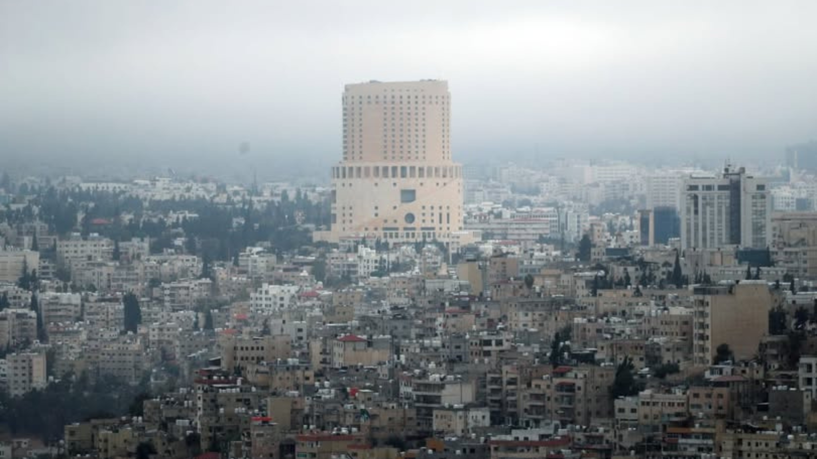 انخفاض ملموس وأجواء مغبرة اليوم وغائمة غدا