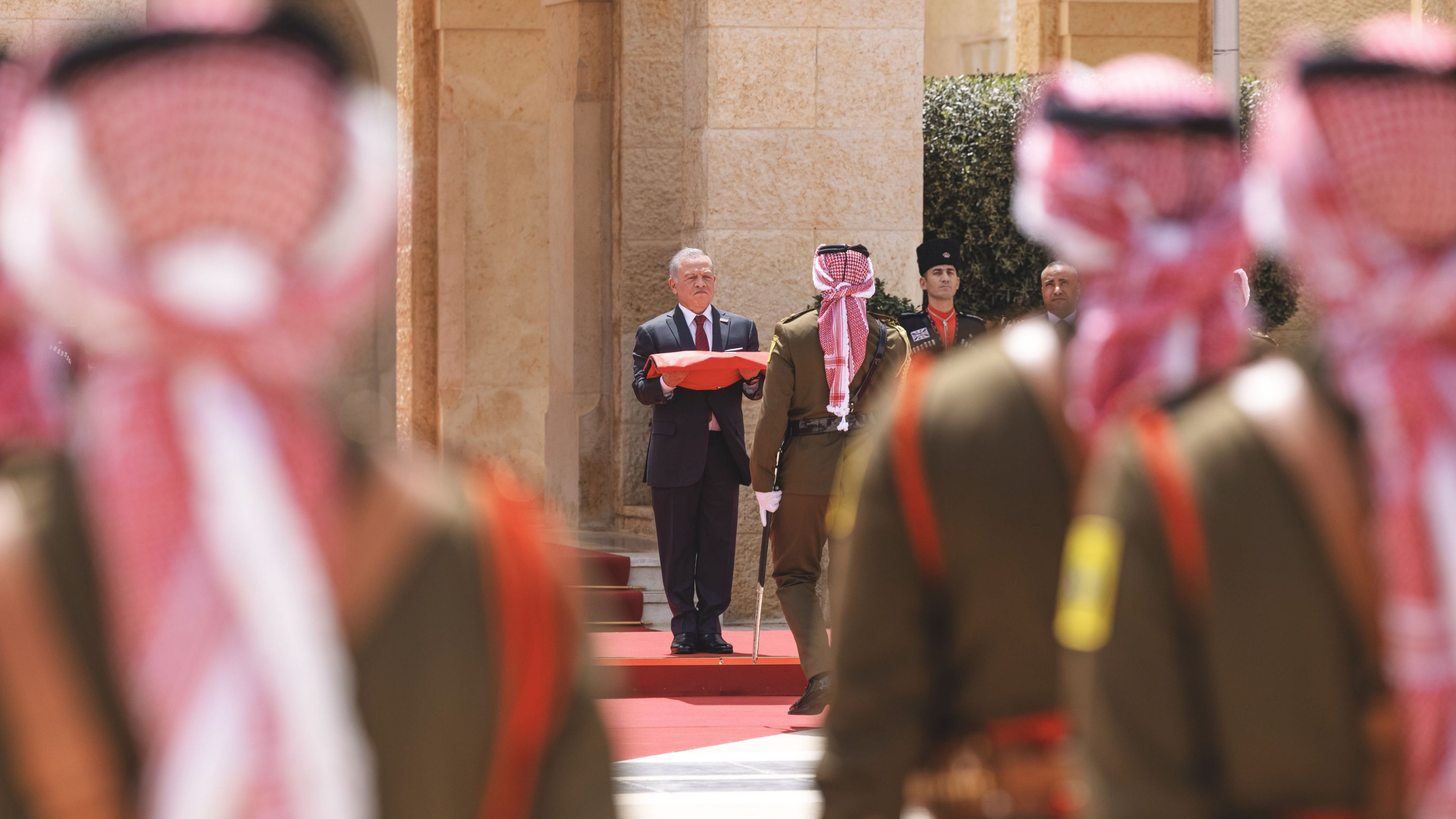 الملك يشهد مراسم رفع العلم بمناسبة اليوم الوطني للعلم الأردني