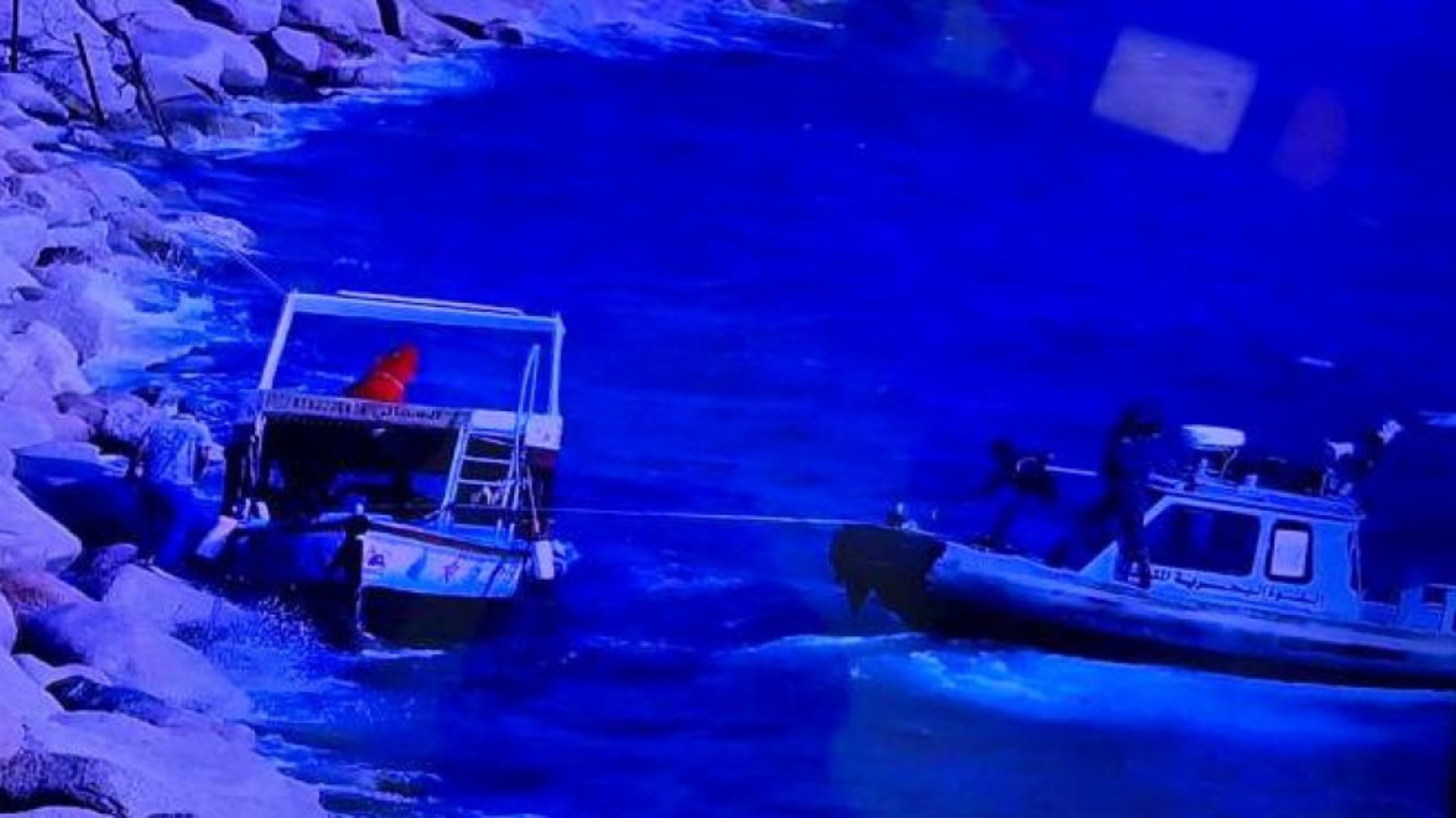 القوة البحرية والزوارق الملكية تنقذ مركباً سياحياً في العقبة