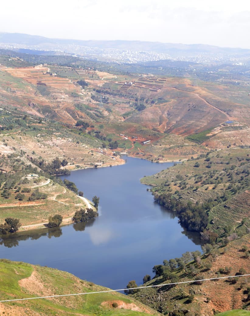 سد الملك طلال في أبهى حلة، حيث تعانق المياه الجبال المحيطة لترسم لوحة لجمال الطبيعة في الأردن