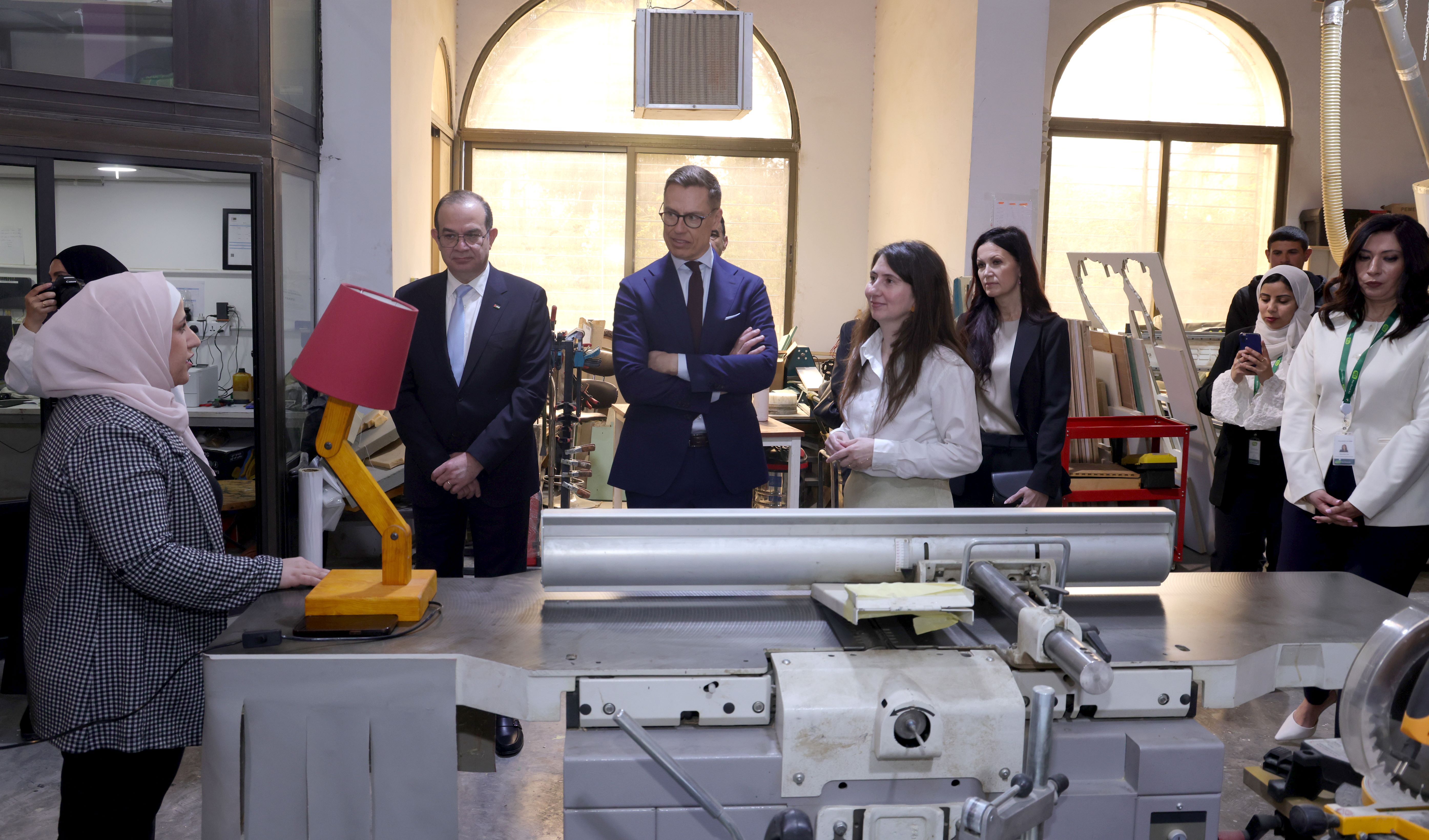 رئيس فنلندا يطلع على مشروع إبداعي شبابي في عمان