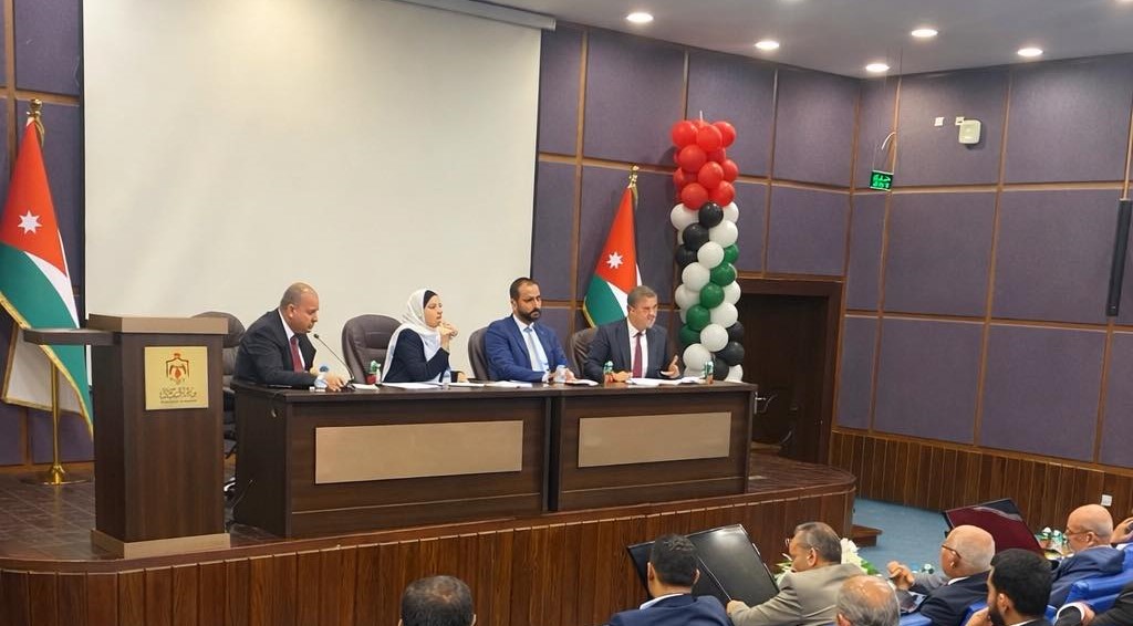 جلسة تشاورية تبحث استدامة سلاسل الإمداد وتطوير قطاع نقل البضائع