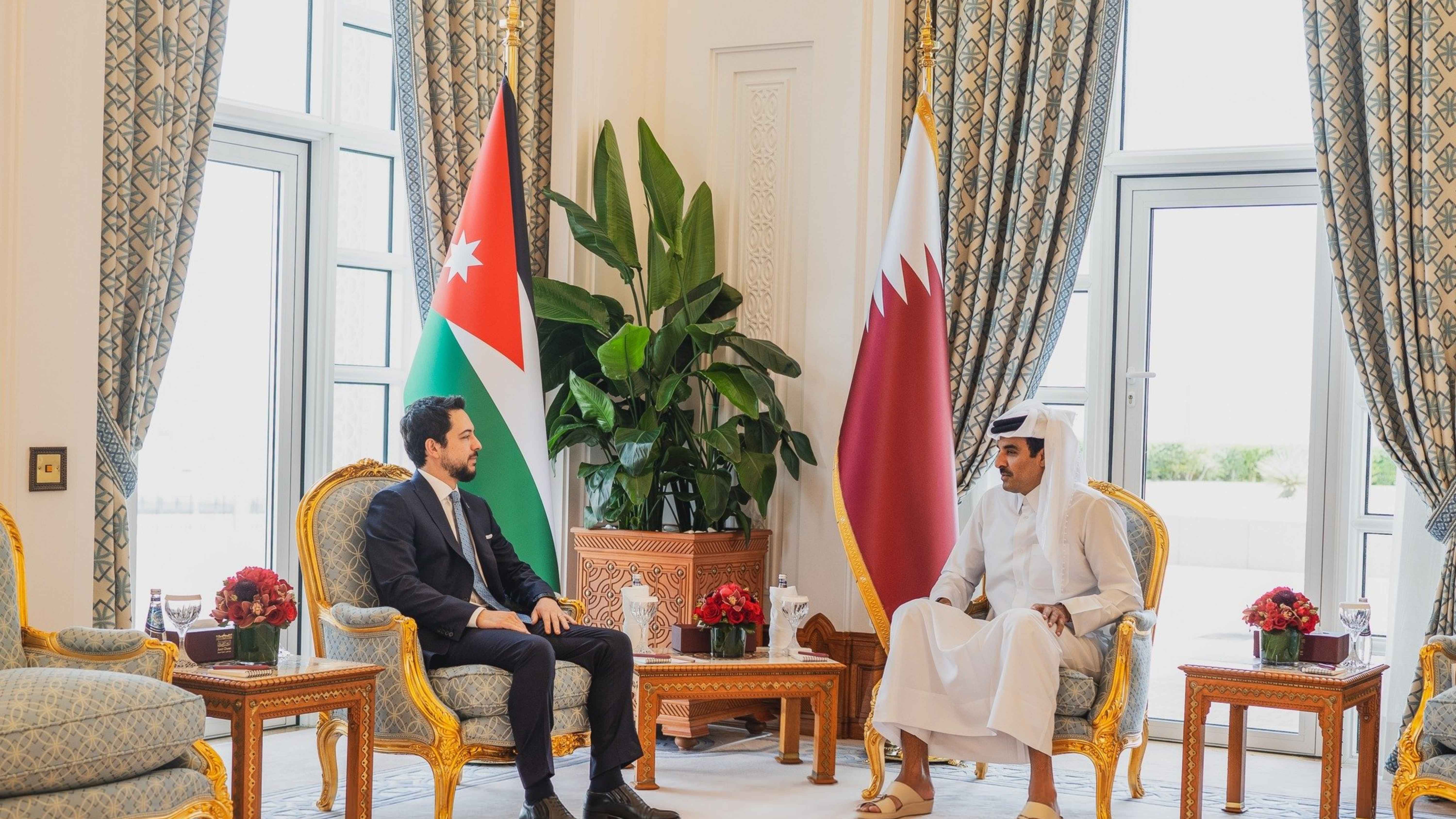 ولي العهد يلتقي أمير دولة قطر في الدوحة