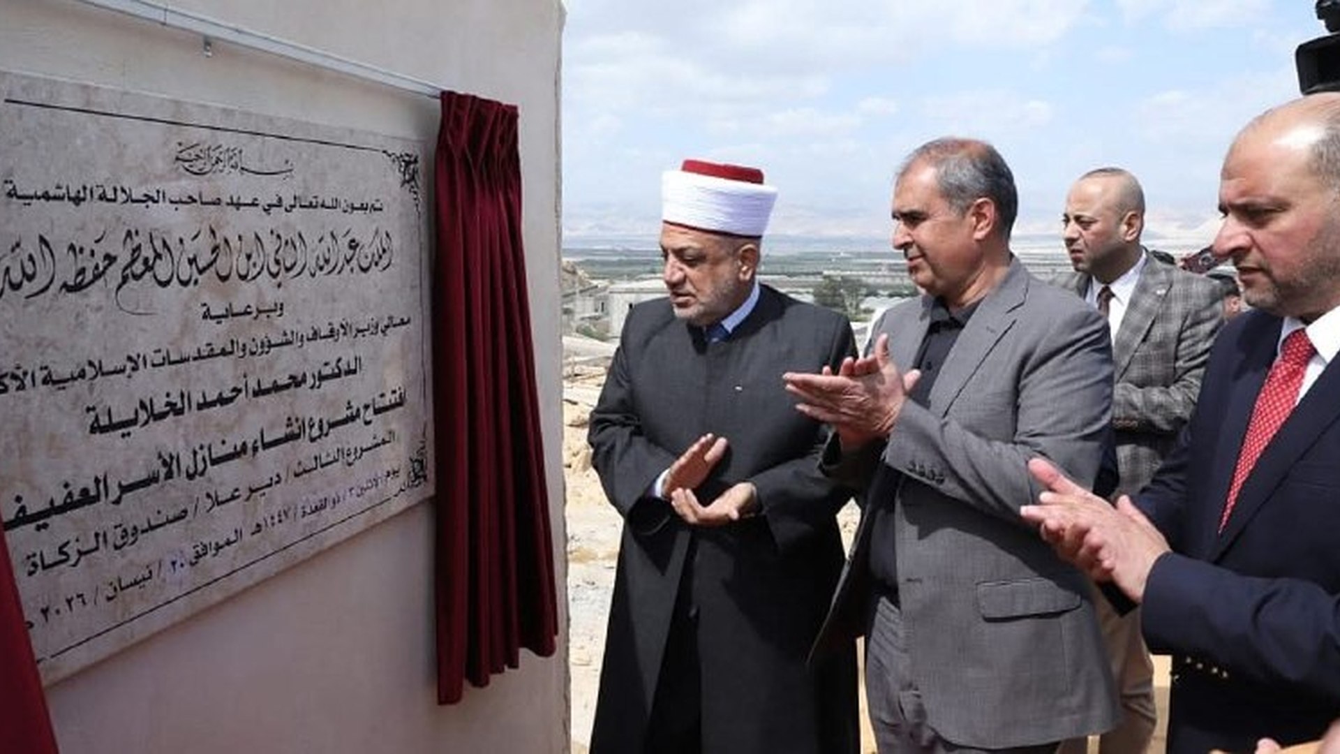 وزير الأوقاف يضع حجر الأساس لمشروع مساكن الأسر العفيفة في دير علا