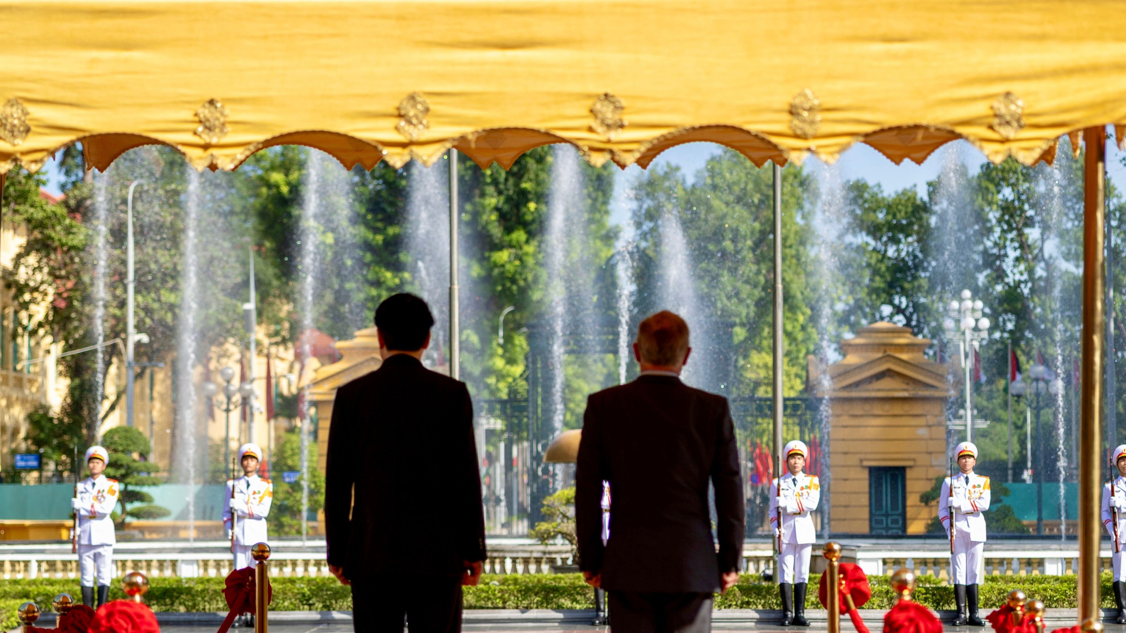 King meets with Vietnam Communist Party general secretary