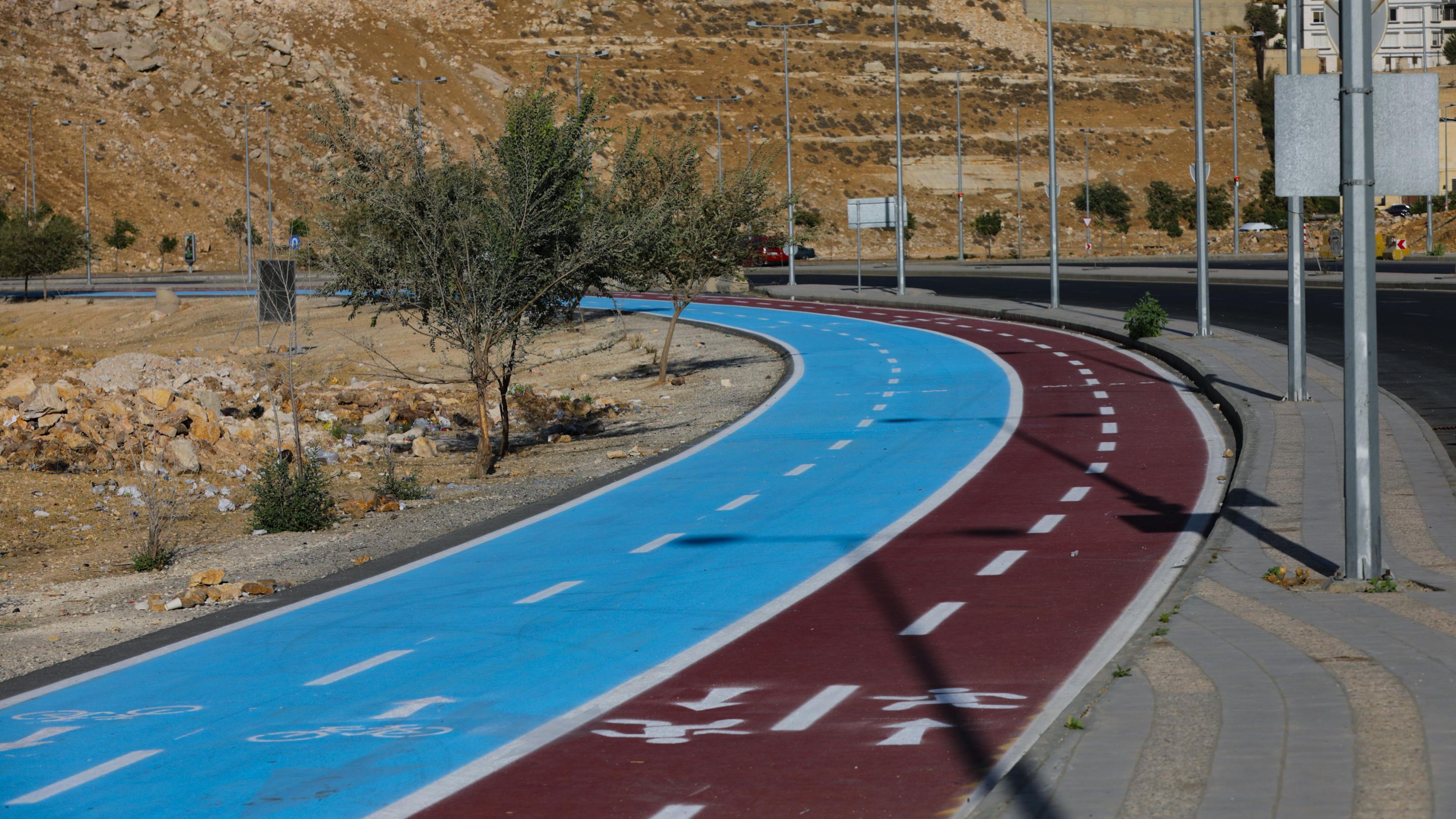 أمانة عمان تنفذ ممشى في شارع الستين بمنطقة زهران