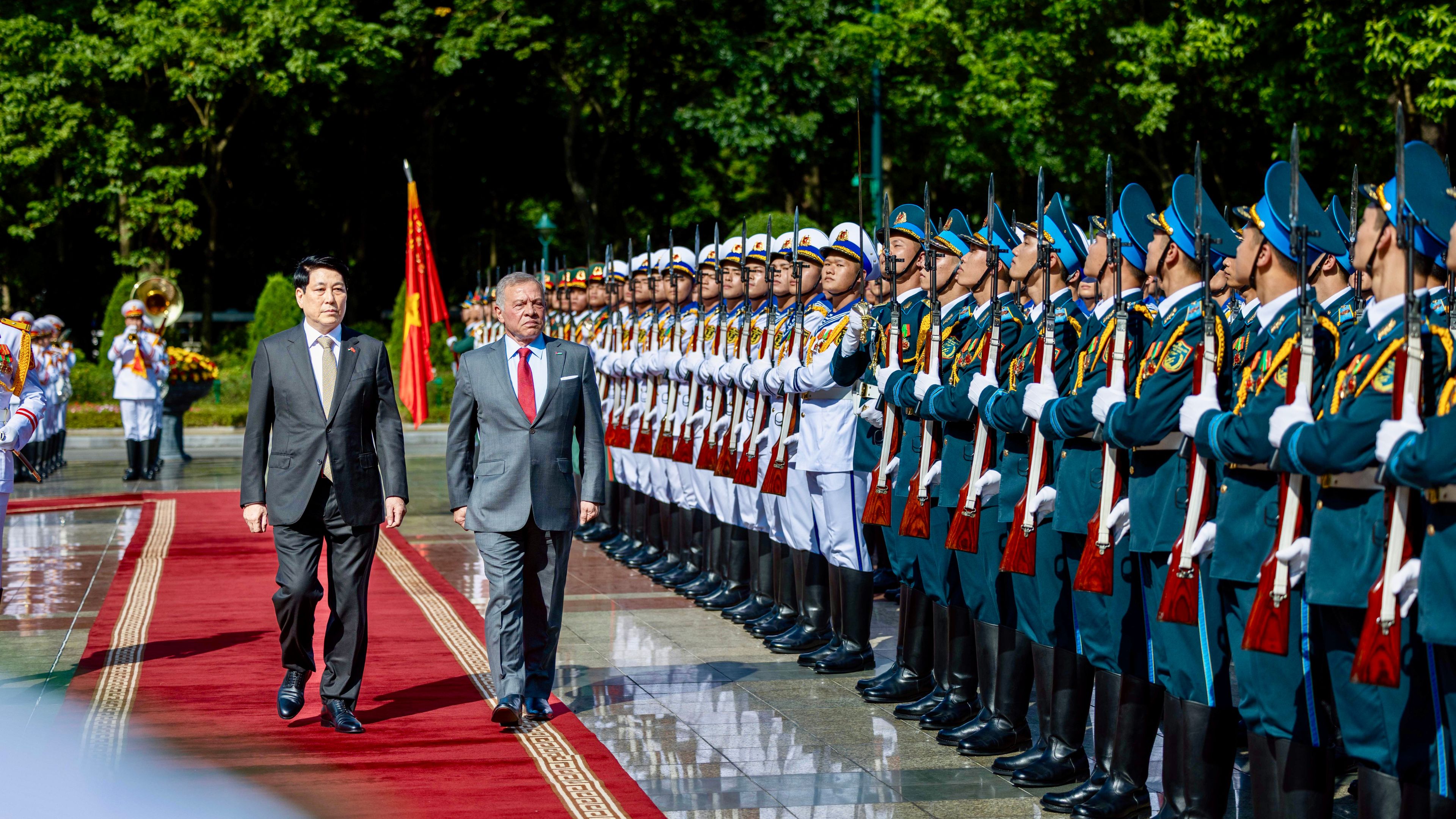 King meets with Vietnam Communist Party general secretary