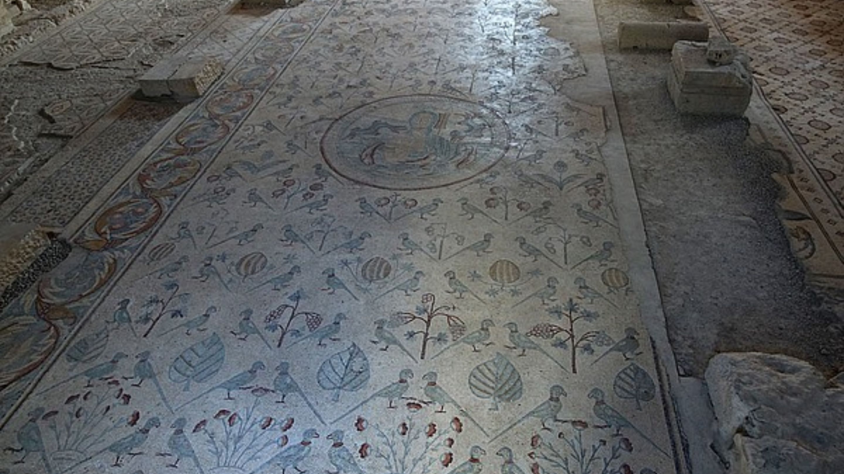 كنيسة الرسل شاهد على غنى مادبا الديني والفني