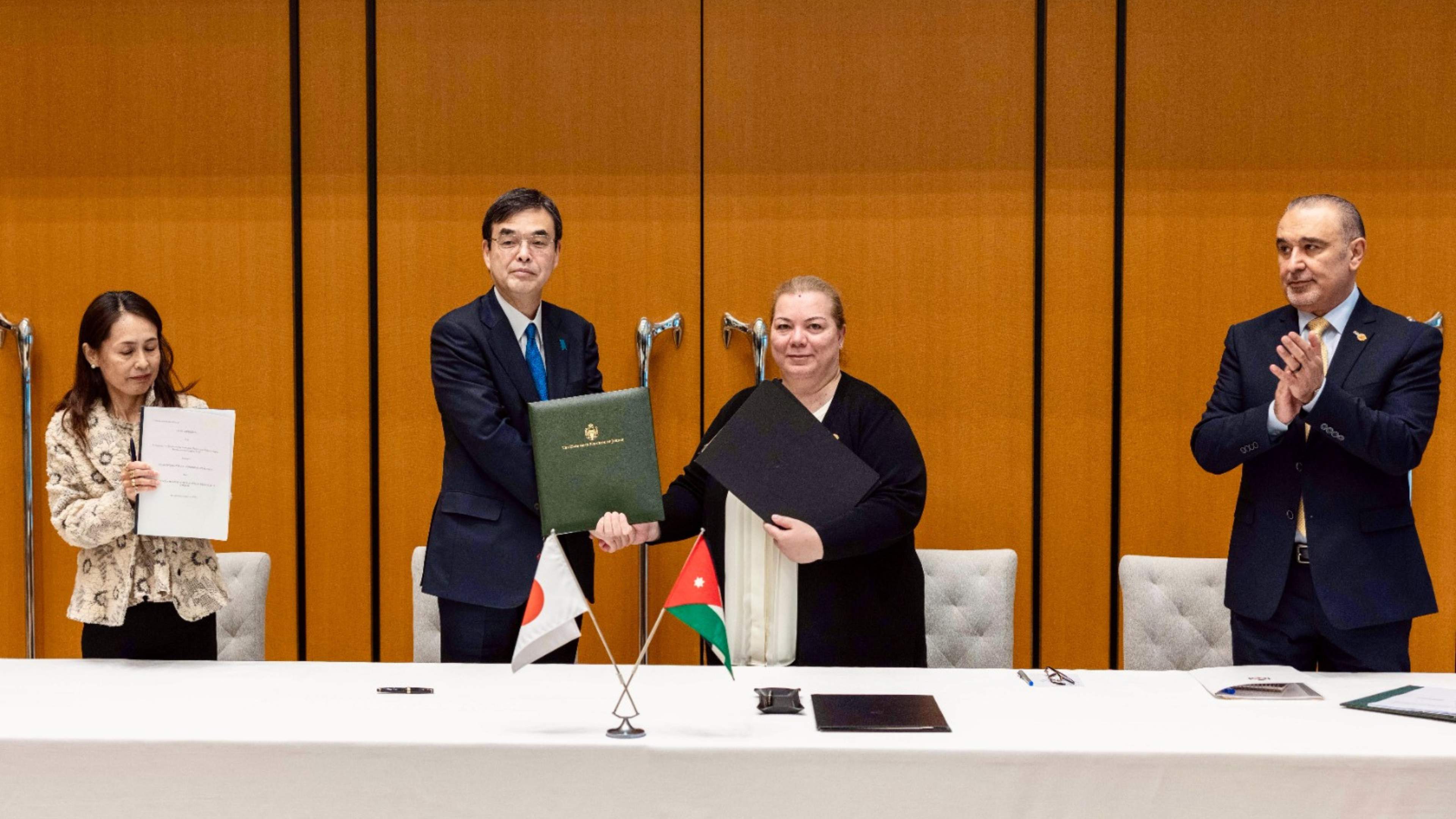 King meets Japan PM, discusses expanding economic cooperation in vital fields