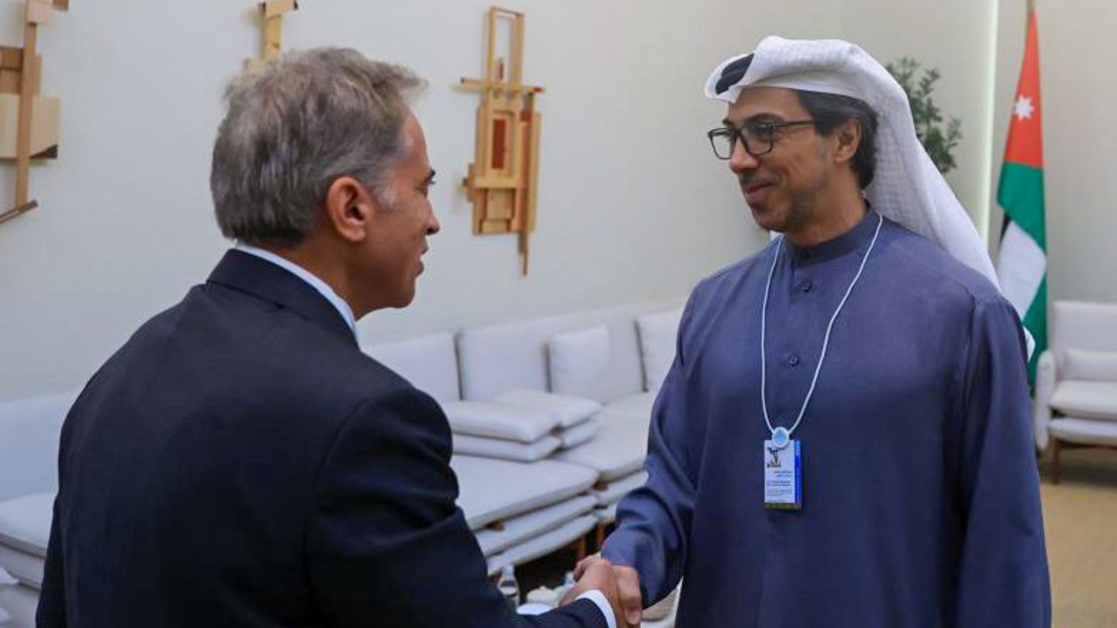 رئيس الوزراء يشارك بالقمة العالمية للحكومات في دبي ويبحث مع الشيخ منصور بن زايد سبل تعزيز التعاون الثنائي