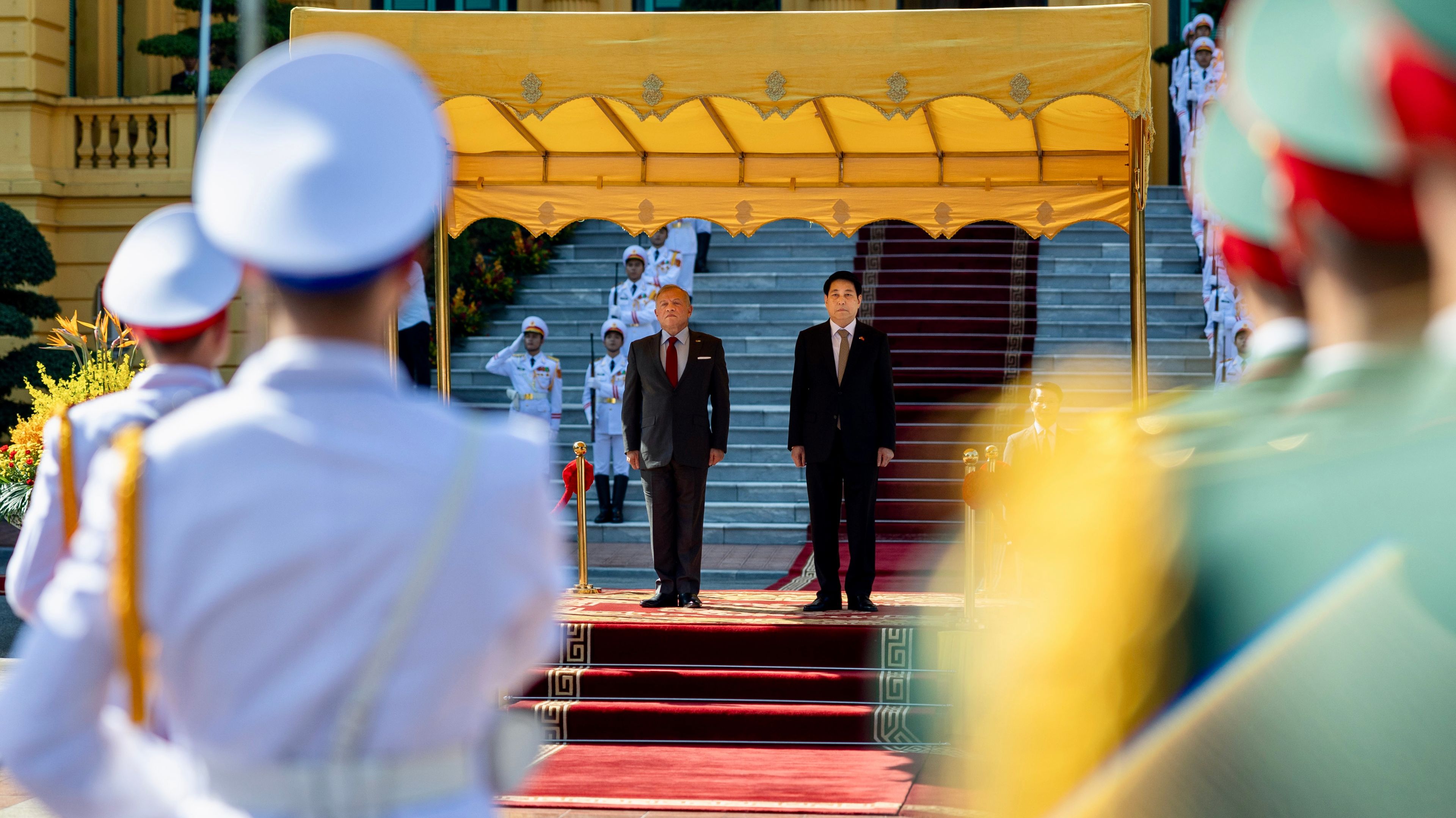 King meets with Vietnam Communist Party general secretary