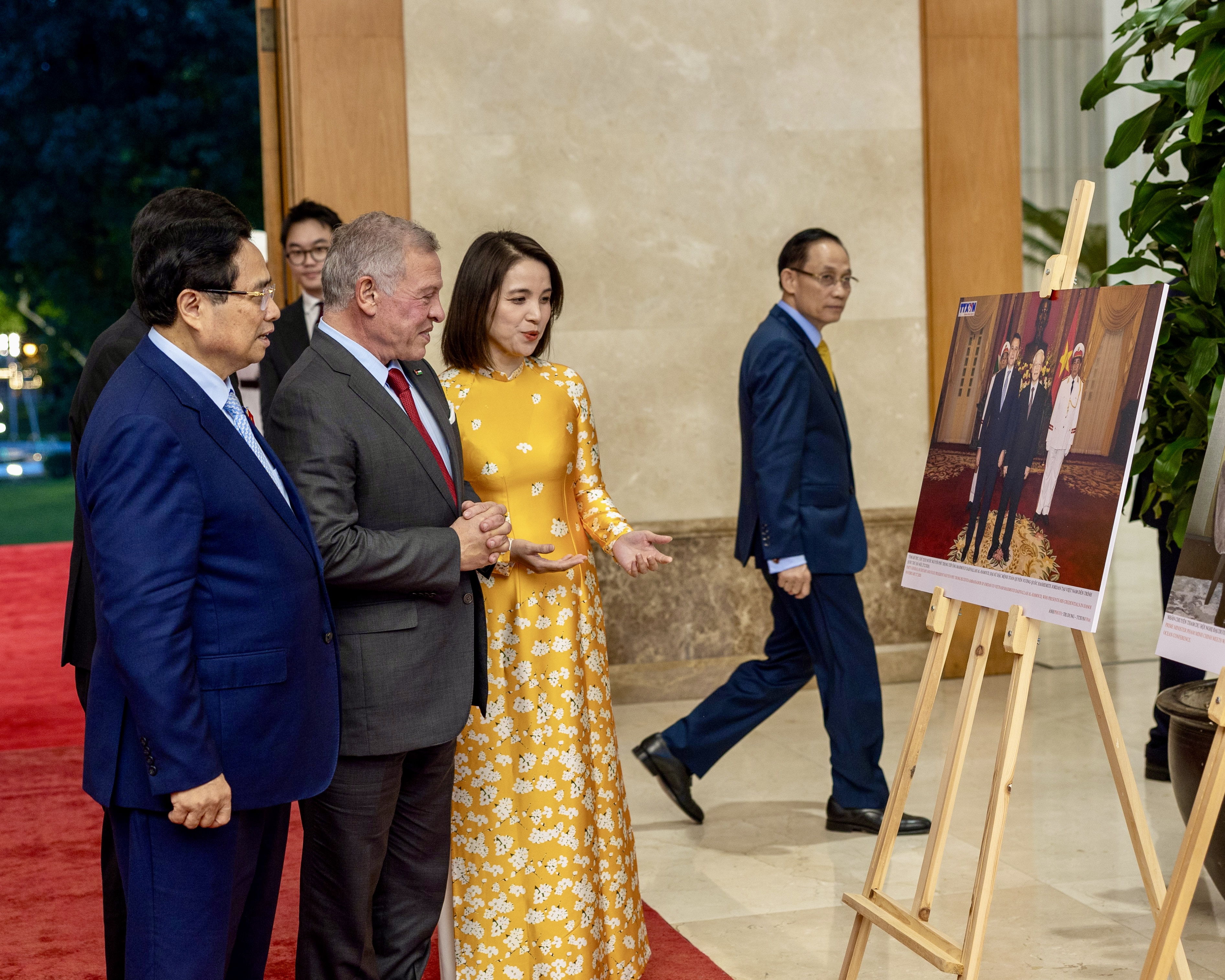 King, Vietnam PM discuss bilateral cooperation