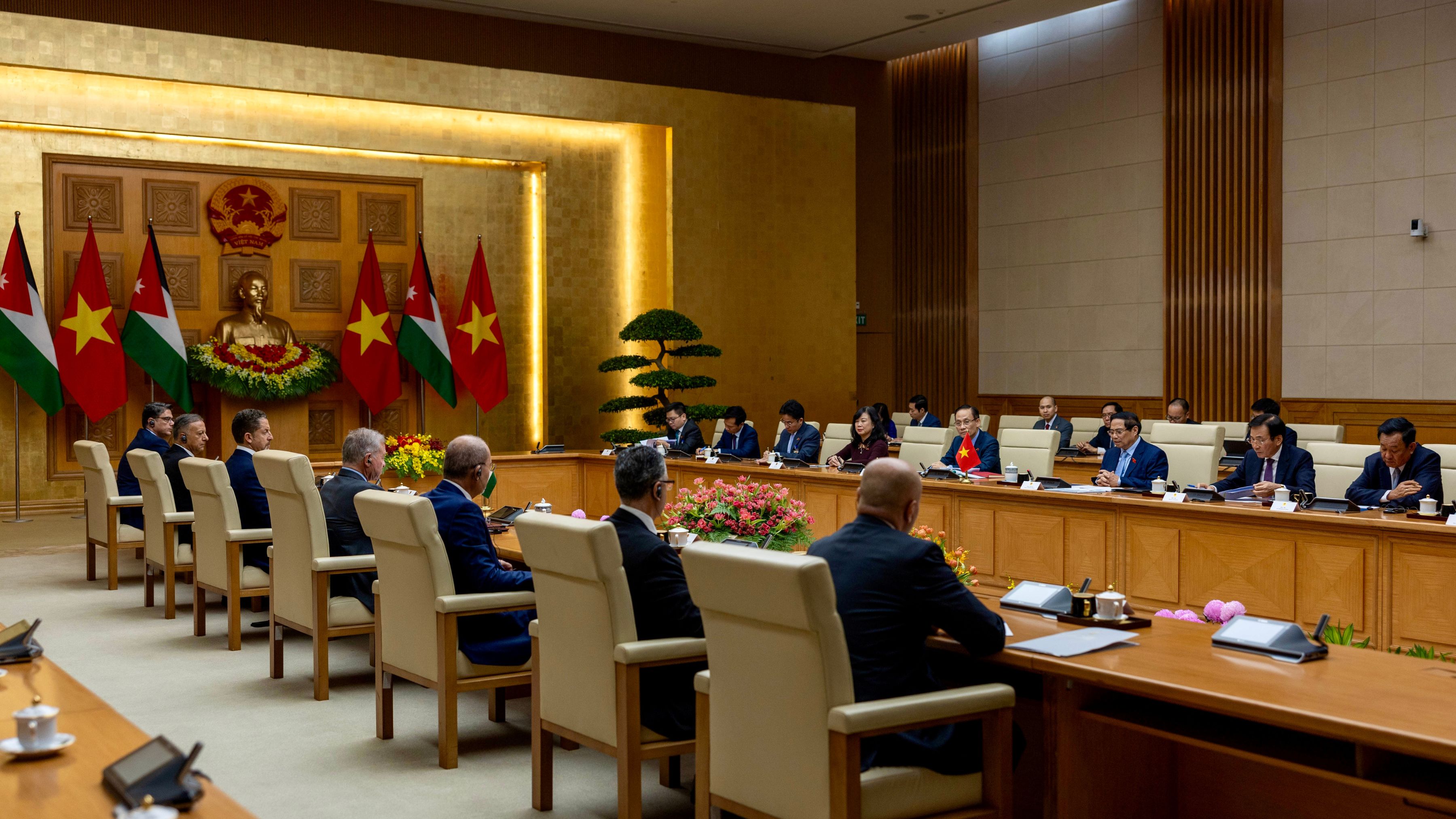 King, Vietnam PM discuss bilateral cooperation