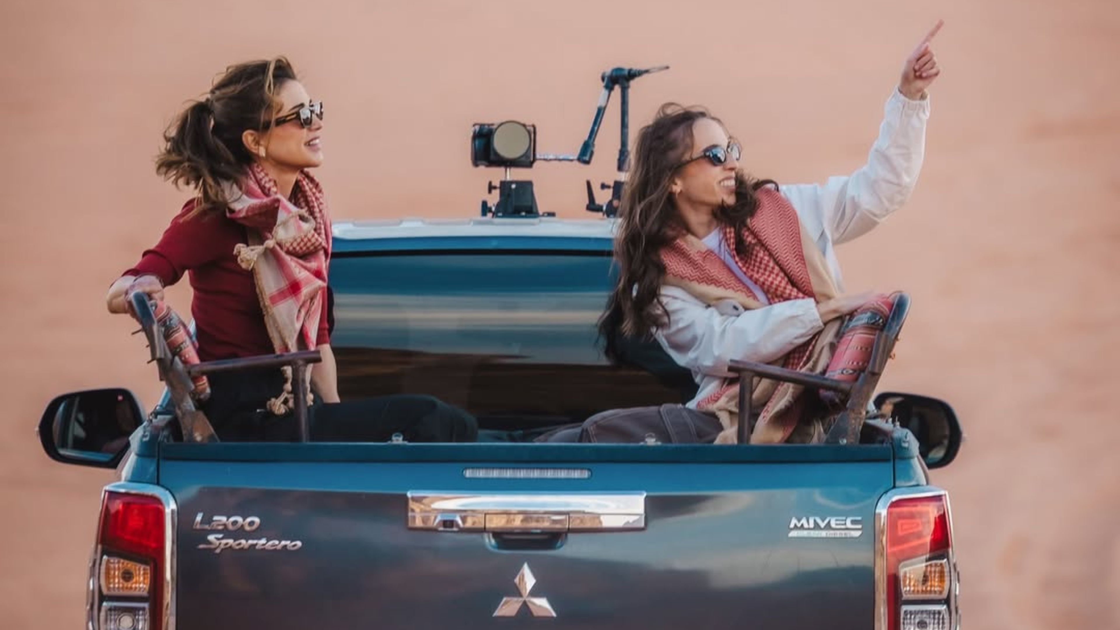 الملكة رانيا العبدالله والأميرة سلمى تزوران وادي رم