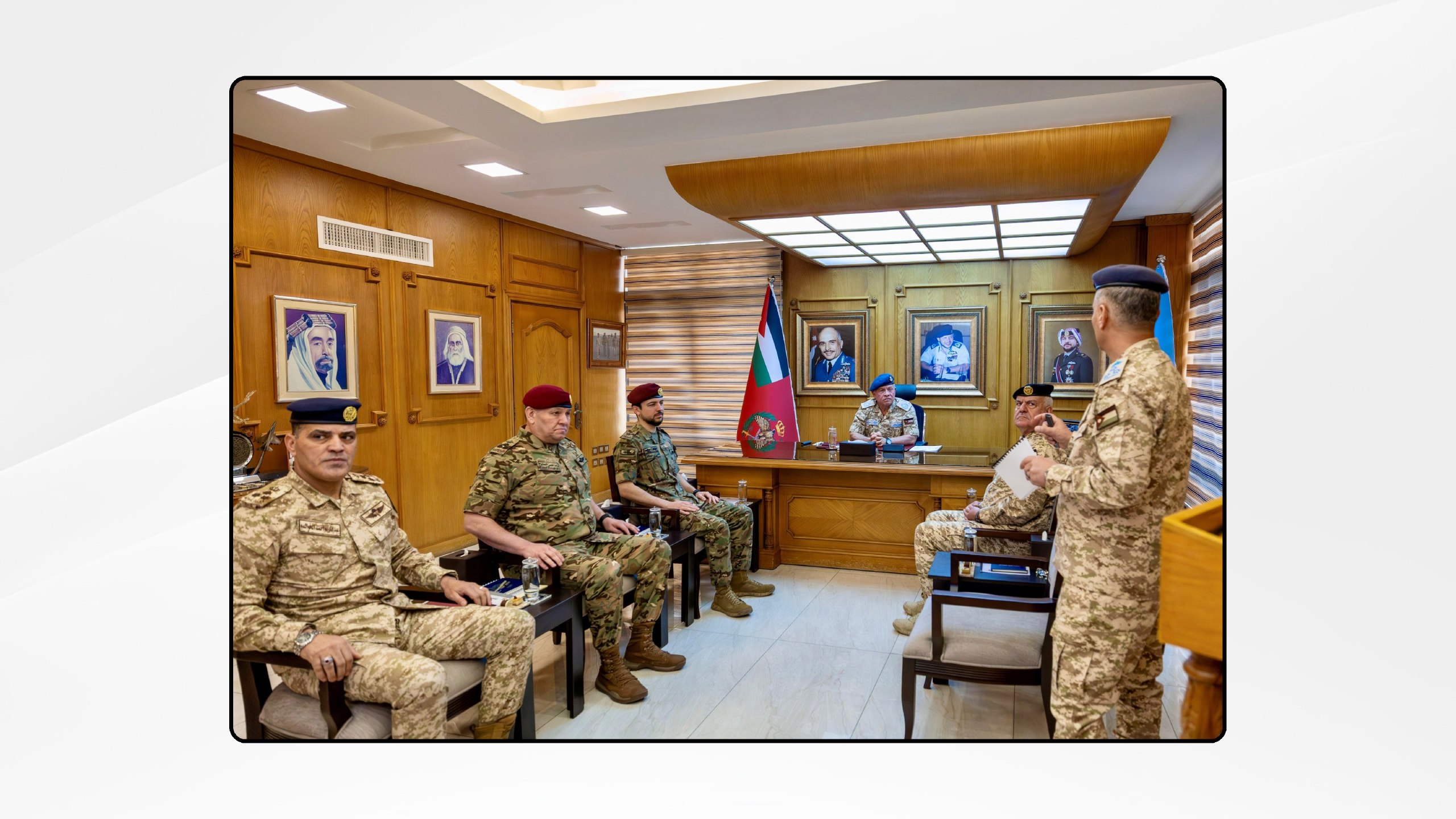 الملك يزور قيادة سلاح الجو الملكي ويشيد بجهود منتسبي الجيش العربي