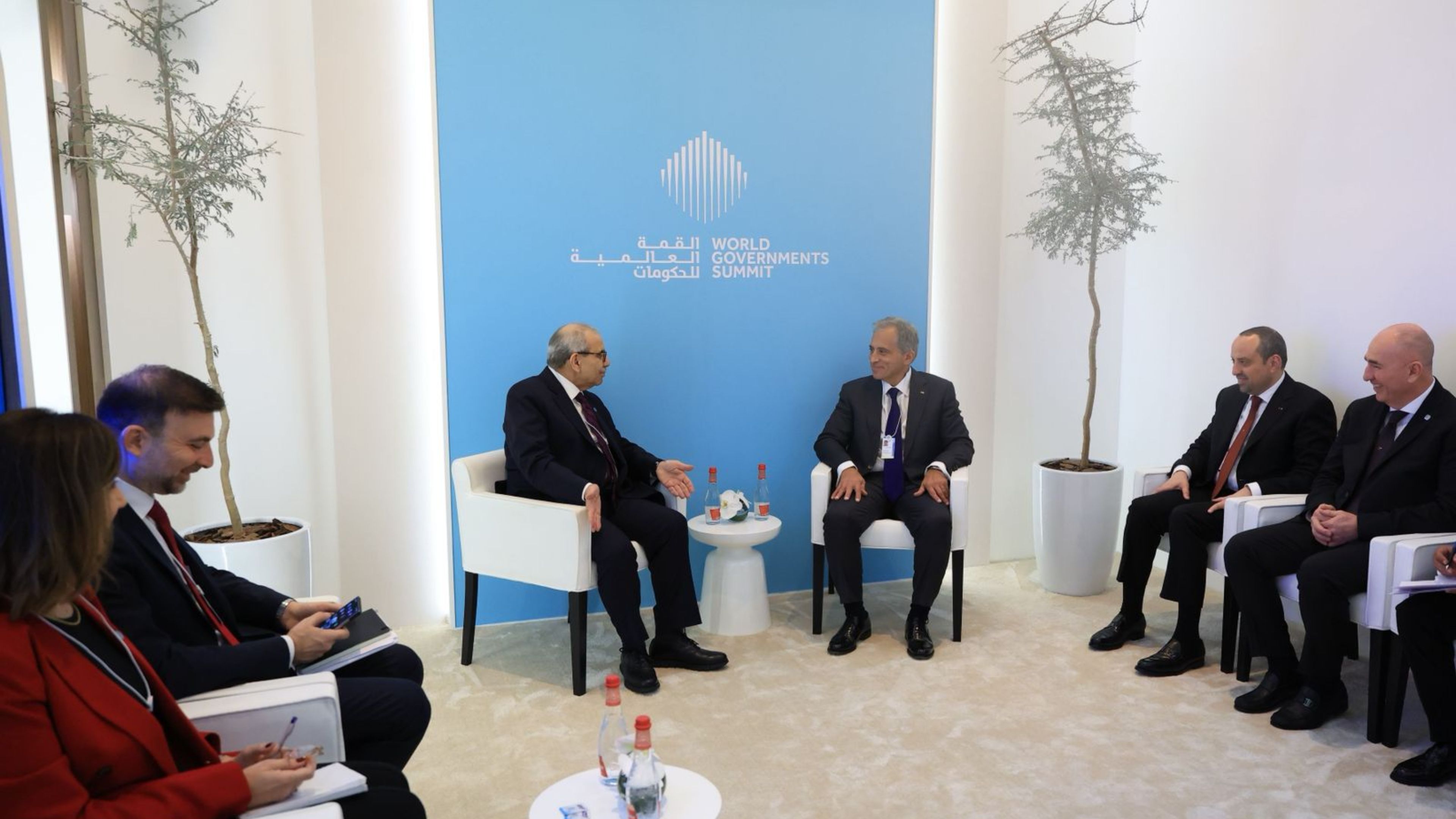 رئيس الوزراء يشارك بالقمة العالمية للحكومات في دبي ويبحث مع الشيخ منصور بن زايد سبل تعزيز التعاون الثنائي