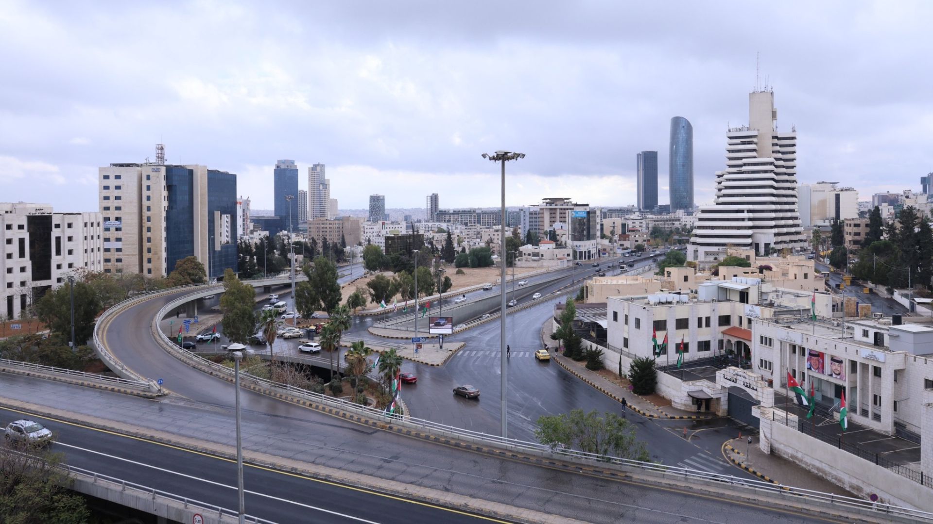 طقس بارد وأمطار متوقعة وتحذيرات من السيول وتدني مدى الرؤية