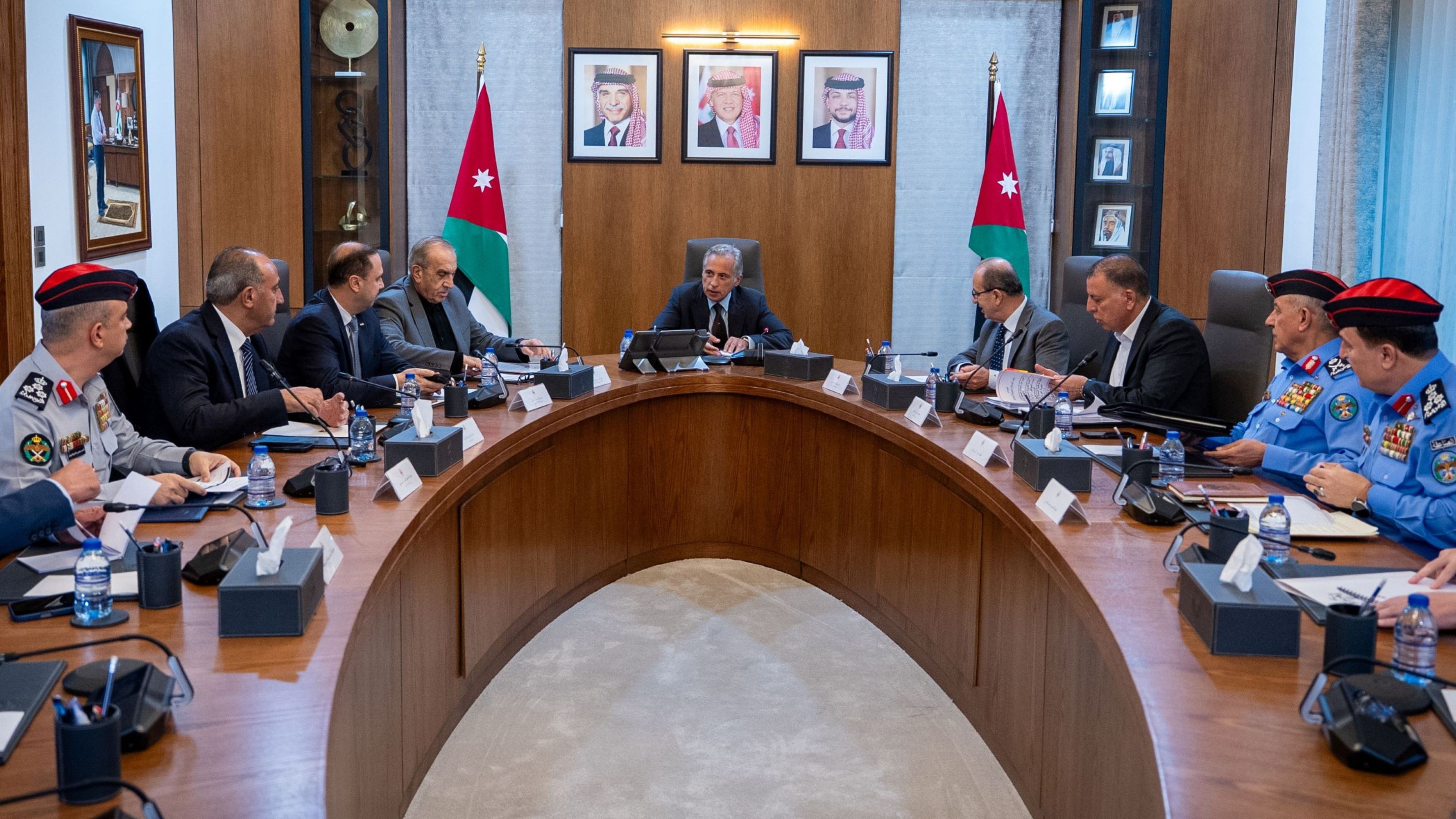 رئيس الوزراء يعقد اجتماعاً لمتابعة الإجراءات التي اتَّخذتها الجهات المعنيَّة للتَّعامل مع ما شهدته بعض المناطق من أضرار جرَّاء الأحوال الجويَّة