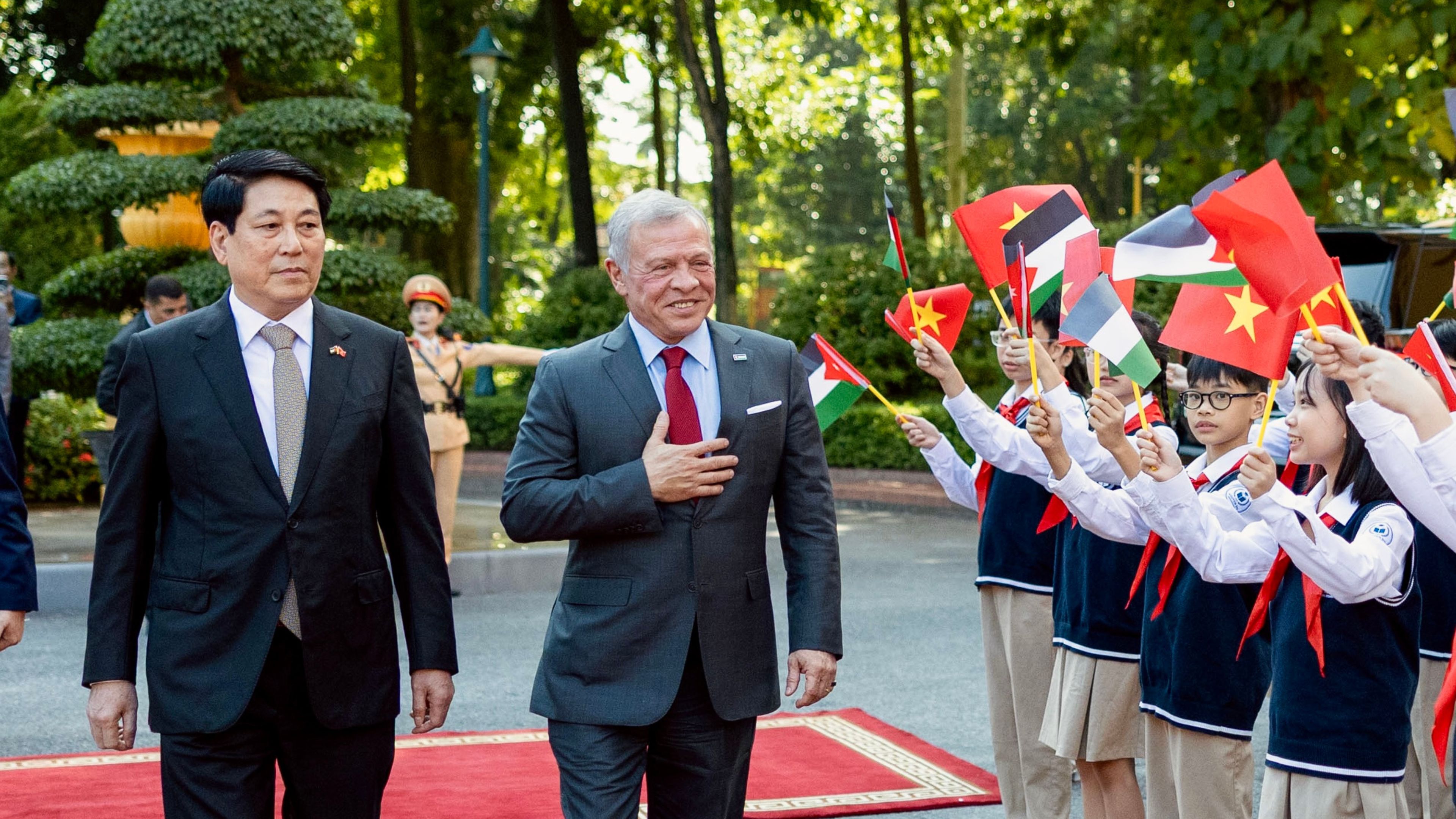 King meets with Vietnam Communist Party general secretary