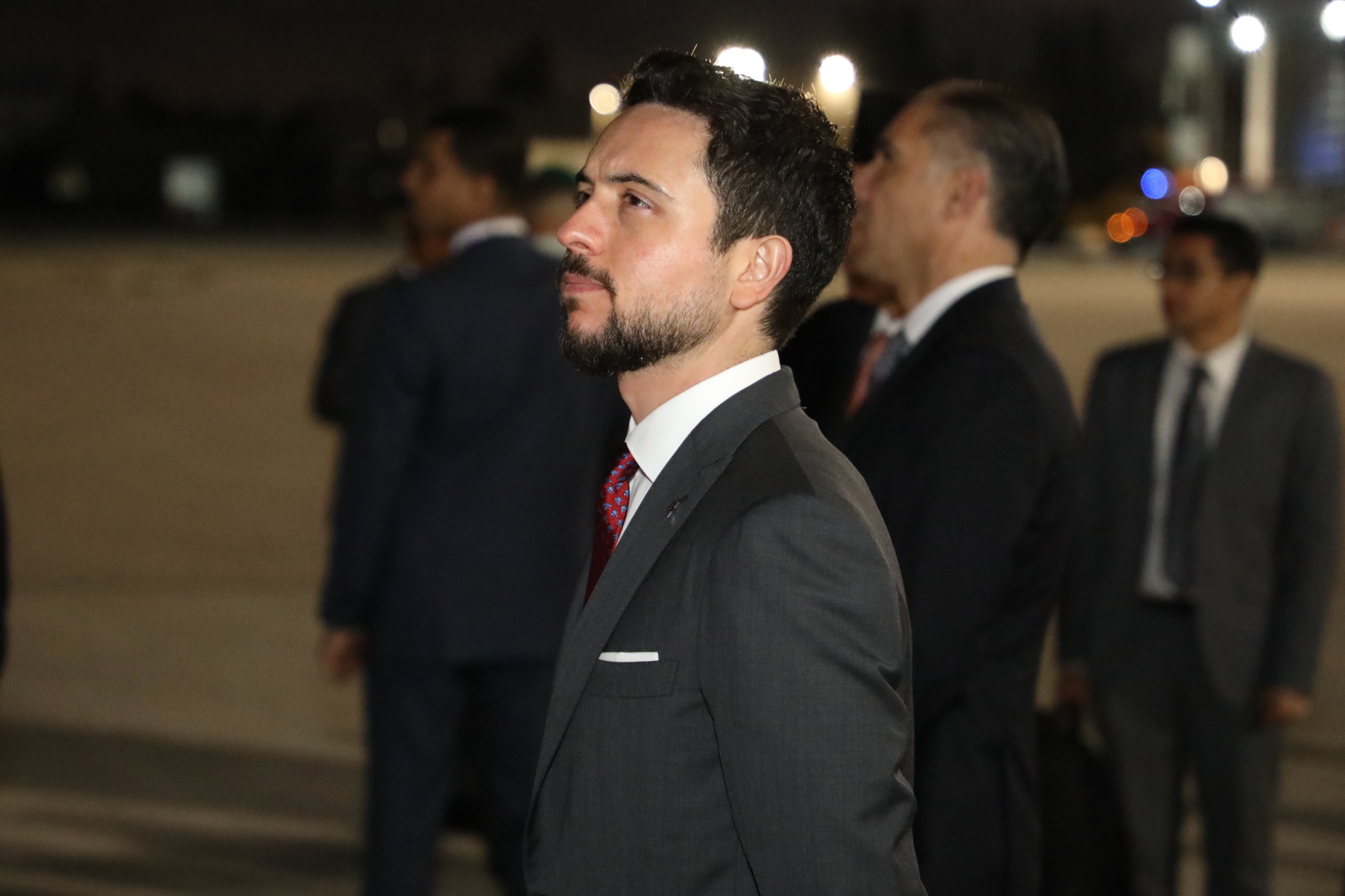 ولي العهد يستقبل الرئيس الإندونيسي لدى وصوله المملكة