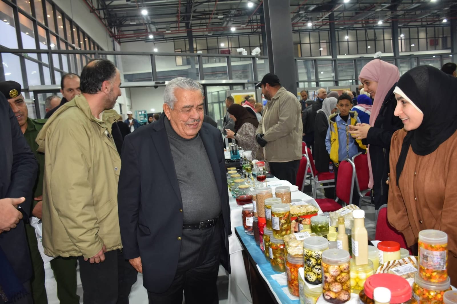  الروابدة يفتتح المعرض الدائم للمنتجات الزراعية والريفية التجريبي